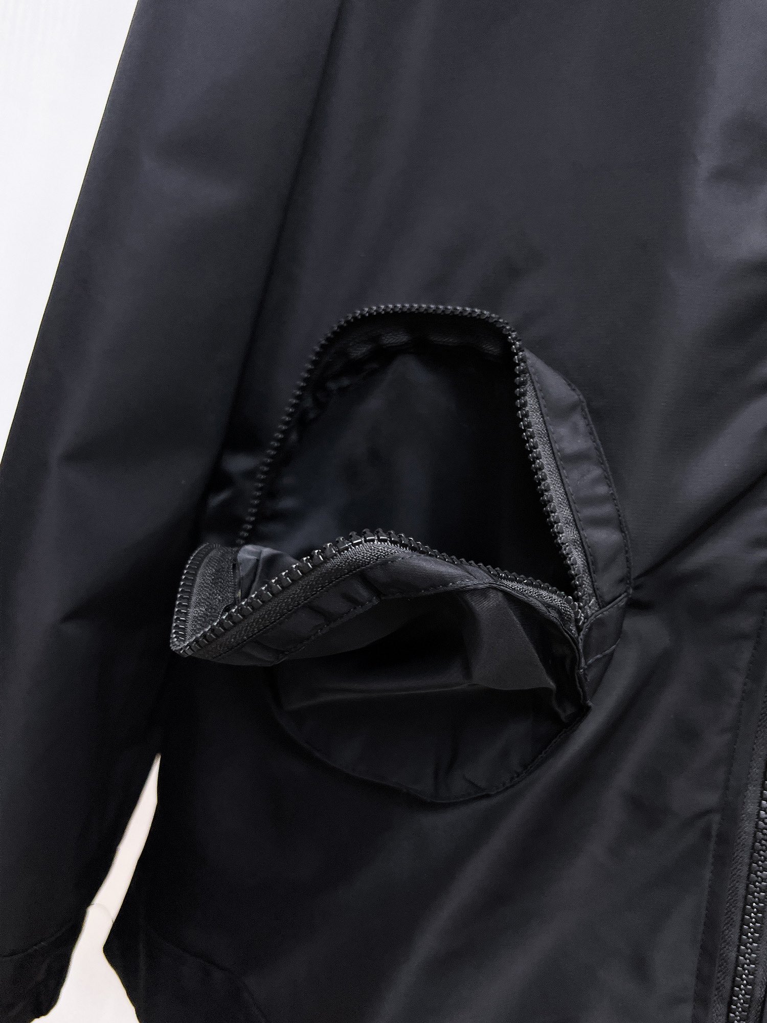 Louis Vuitton 2025SS Men's Black Windbreaker Jacket - High-End Replica 9 i1725511027 361 2
