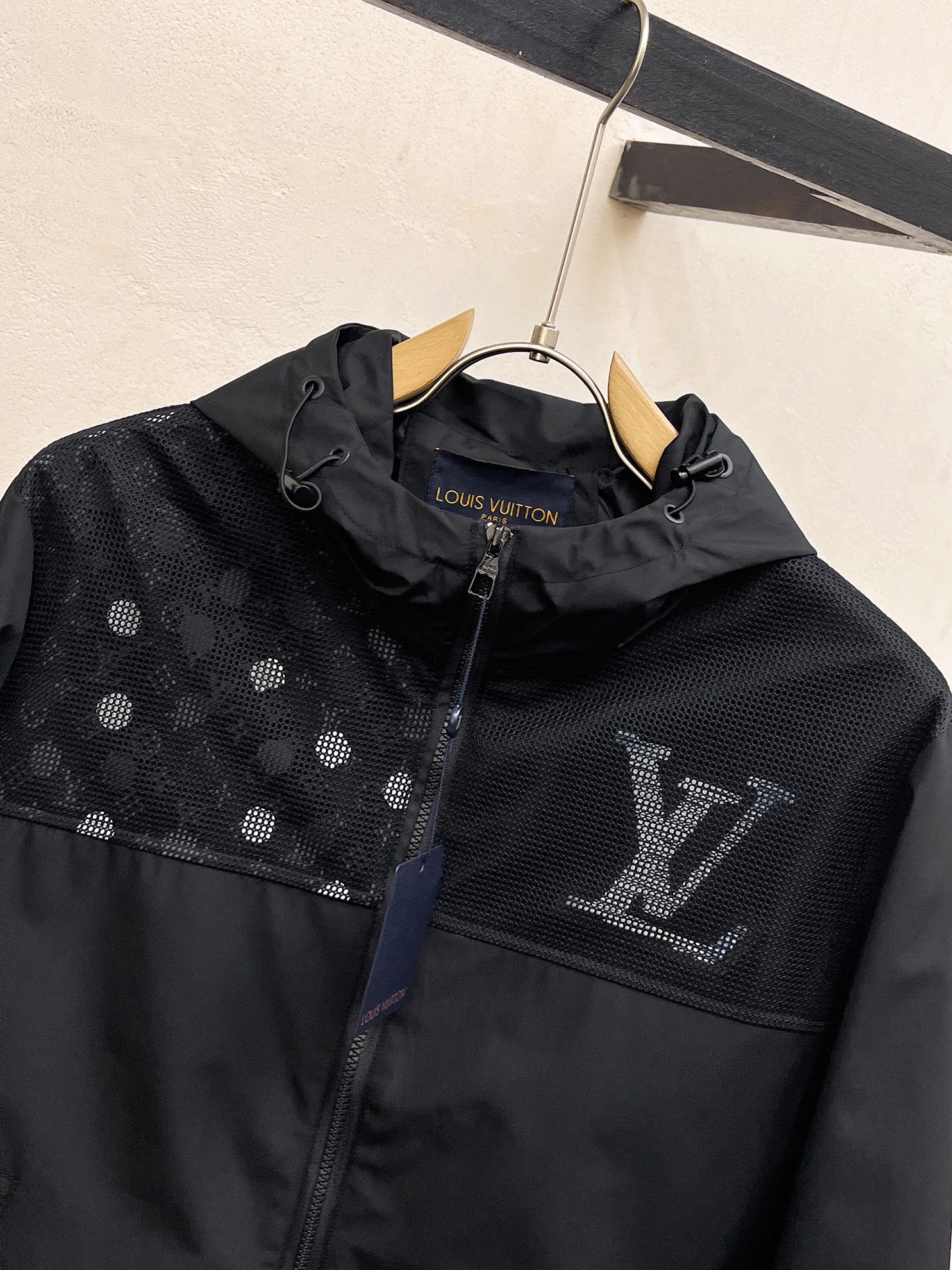 Louis Vuitton 2025SS Men's Reversible Jacket - High-End Quality, Comfortable Fit 4 i1725523977 9062 2