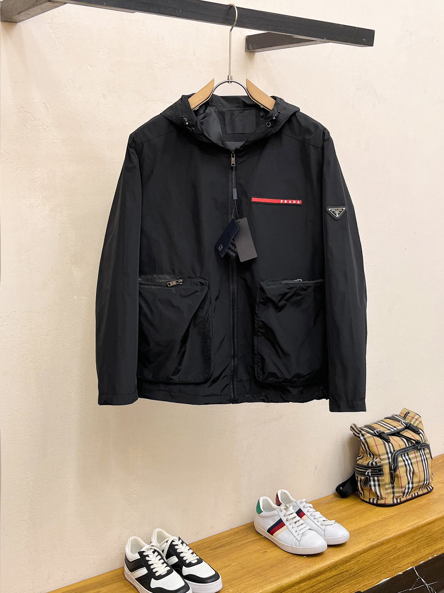 NO:746928,Same style as Prada's official website, complete with three labels, on sale in advance. 2026 new spring men's jacket, reversible original single with three labels, high-end version. Custom-made fabrics at the counter. Highly breathable and comfortable, impeccable details, brand element design concept, reflecting high quality. Delicate and soft feel. Casual tailoring, excellent upper body fit. Size M～3XL,,,prada,jackets & coats,jackets & coats,19860909普拉达 官网同款,三标齐全,提前发售 2026春季新款男士夹克外套,双面穿原单三标齐全高端版本 专柜定制面料 透气舒适度高,细节无可挑剔,品牌元素设计理念,体现高品质.手感细腻柔软 呈现休闲裁剪,上身版型超赞 码数M～3XL,,,prada,jackets & coats,jackets & coats,,Men's clothing