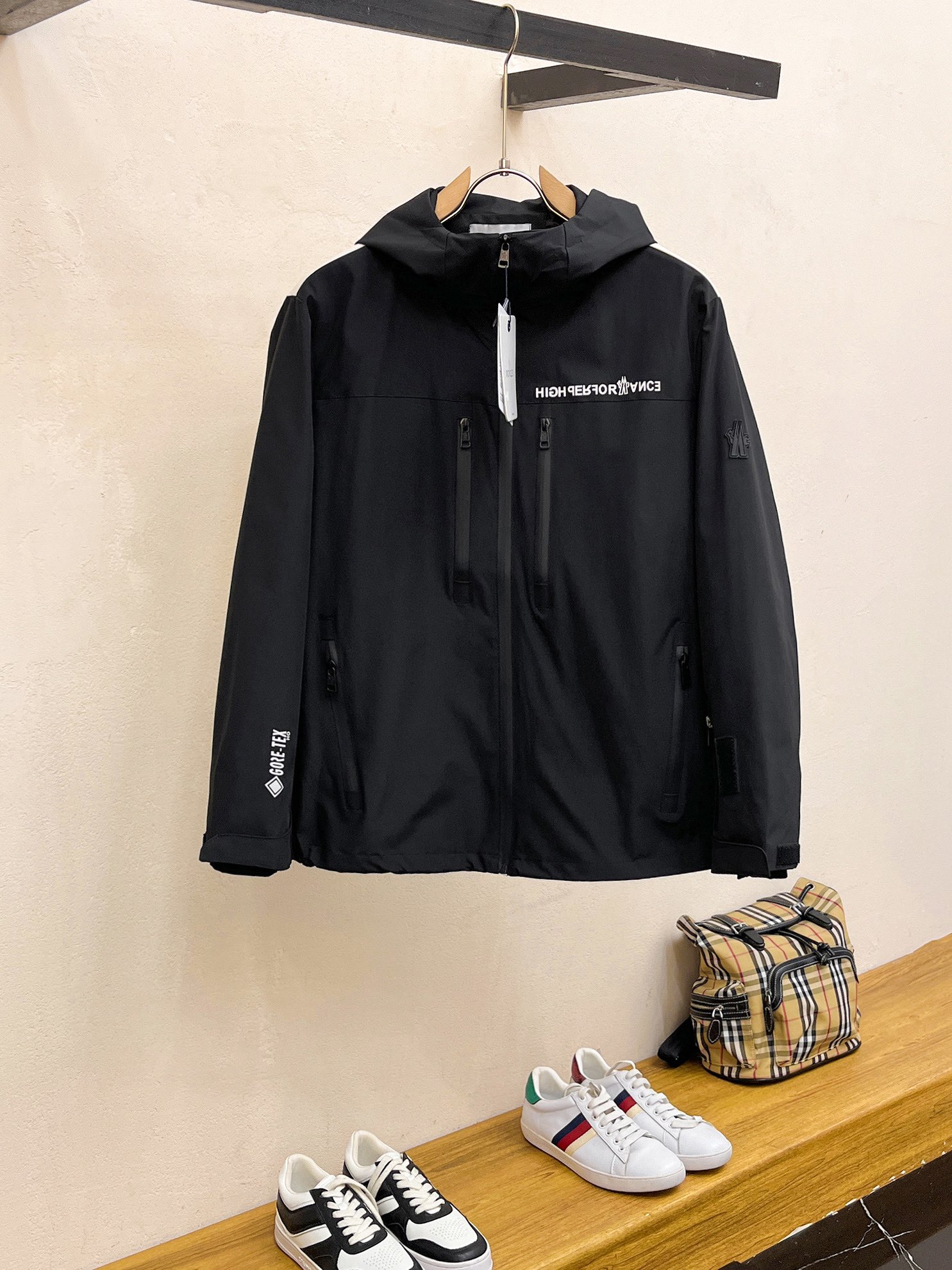 NO:746934,Mengkou The same style as the official website, complete with three labels, on sale in advance. 2026 new spring men's jacket, reversible original single with three labels, high-end version. Custom-made fabrics at the counter. High breathability and comfort, impeccable details, brand element design concept, reflecting high quality. Delicate and soft feel. Casual tailoring, awesome upper body size. M～3XL,,,Moncler,jackets & coats,jackets & coats,19860909蒙口 官网同款,三标齐全,提前发售 2026春季新款男士夹克外套,双面穿原单三标齐全高端版本 专柜定制面料 透气舒适度高,细节无可挑剔,品牌元素设计理念,体现高品质.手感细腻柔软 呈现休闲裁剪,上身版型超赞 码数M～3XL,,,Moncler,jackets & coats,jackets & coats,,Men's clothing