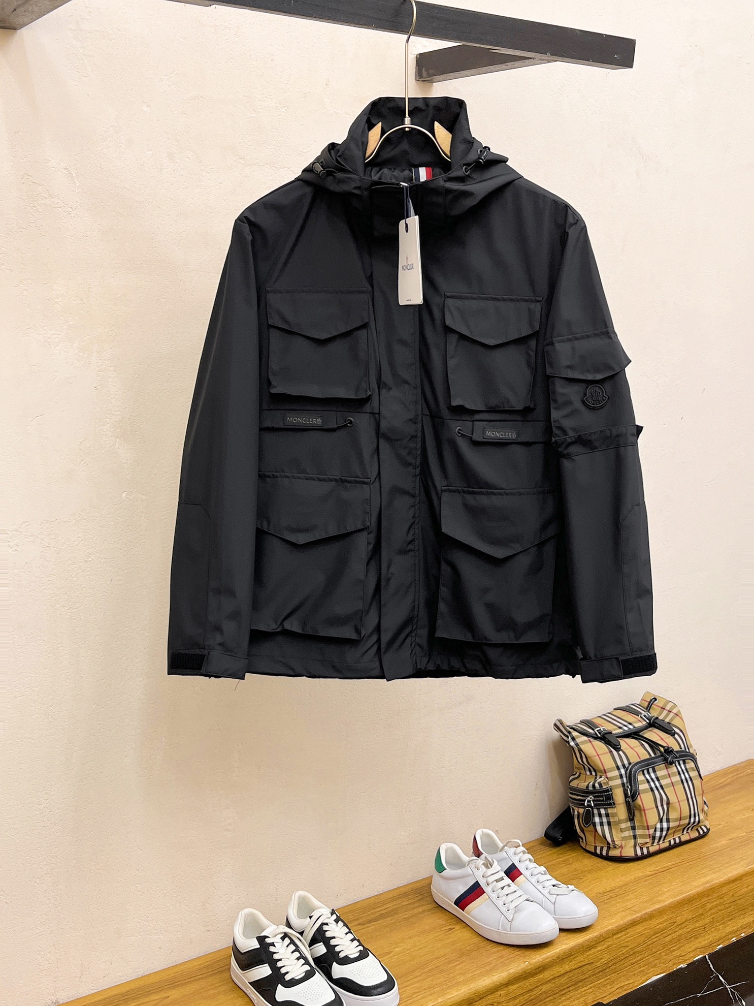 NO:746978,Mengkou The same style as the official website, complete with three labels, on sale in advance. 2026 new spring men's jacket, reversible original single with three labels, high-end version. Custom-made fabrics at the counter. High breathability and comfort, impeccable details, brand element design concept, reflecting high quality. Delicate and soft feel. Casual tailoring, awesome upper body size. M～3XL,,,Moncler,jackets & coats,jackets & coats,19860909蒙口 官网同款,三标齐全,提前发售 2026春季新款男士夹克外套,双面穿原单三标齐全高端版本 专柜定制面料 透气舒适度高,细节无可挑剔,品牌元素设计理念,体现高品质.手感细腻柔软 呈现休闲裁剪,上身版型超赞 码数M～3XL,,,Moncler,jackets & coats,jackets & coats,,Men's clothing