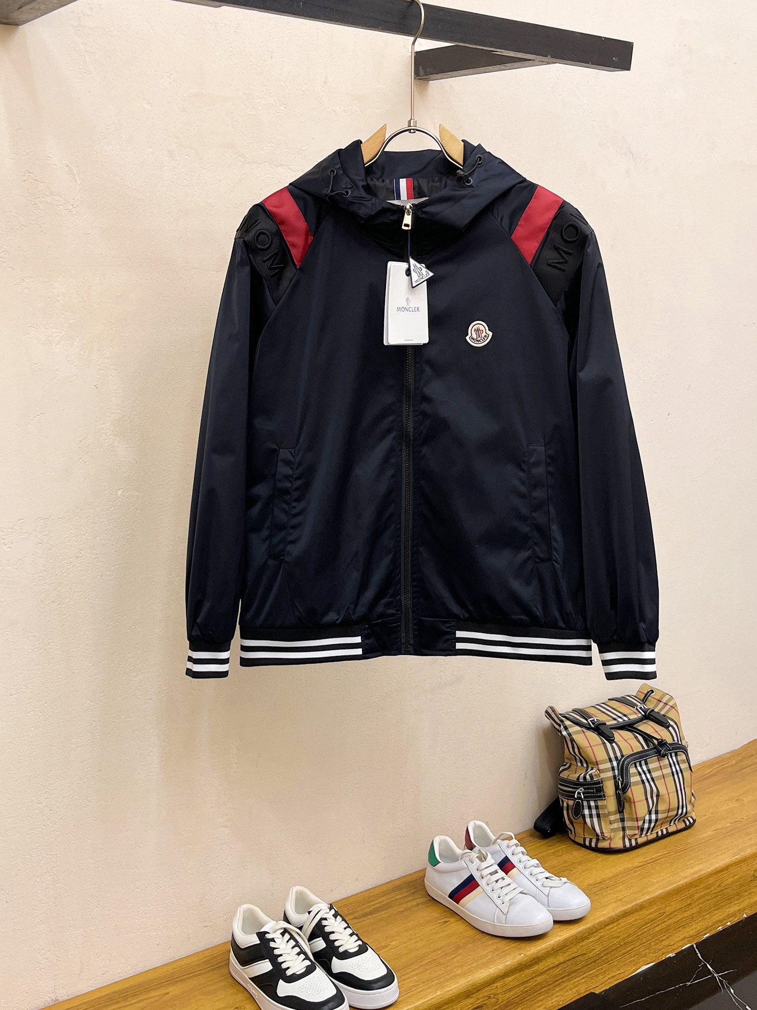 NO:746920,Mengkou The same style as the official website, complete with three labels, on sale in advance. 2026 new spring men's jacket, reversible original single with three labels, high-end version. Custom-made fabrics at the counter. High breathability and comfort, impeccable details, brand element design concept, reflecting high quality. Delicate and soft feel. Casual tailoring, awesome upper body size. M～3XL,,,Moncler,jackets & coats,jackets & coats,19860909蒙口 官网同款,三标齐全,提前发售 2026春季新款男士夹克外套,双面穿原单三标齐全高端版本 专柜定制面料 透气舒适度高,细节无可挑剔,品牌元素设计理念,体现高品质.手感细腻柔软 呈现休闲裁剪,上身版型超赞 码数M～3XL,,,Moncler,jackets & coats,jackets & coats,,Men's clothing