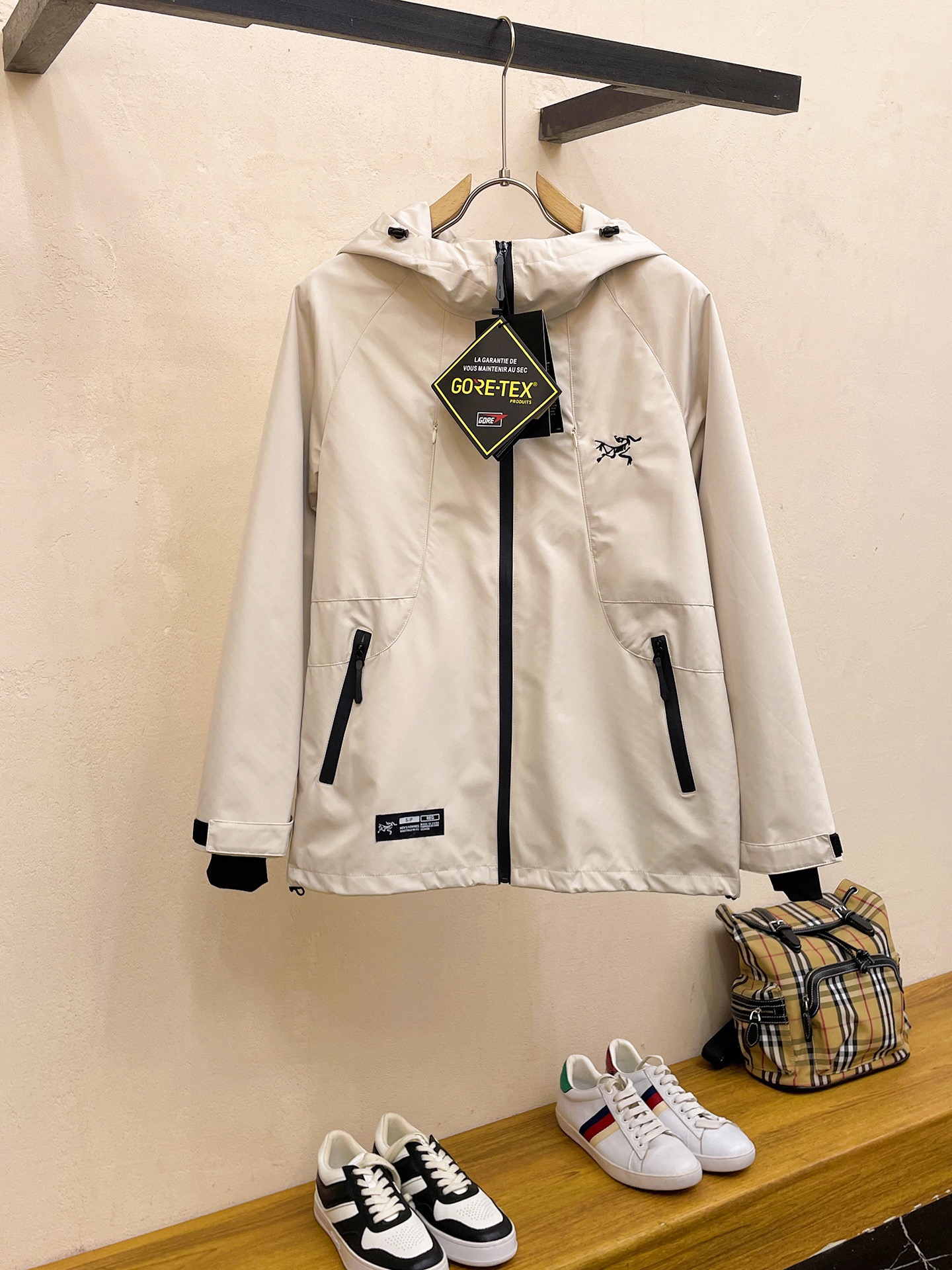 NO:746976,Arc'teryx official website same style, complete with three labels, on sale in advance. 2026 new spring men's jacket, reversible original single with three labels, high-end version. Custom-made fabrics at the counter. Highly breathable and comfortable, impeccable details, brand element design concept, reflecting high quality. Delicate and soft feel. Casual tailoring, awesome upper body size. M～3XL, arc'teryx, jackets & coats, jackets & coats,19860909始祖鸟 官网同款,三标齐全,提前发售 2026春季新款男士夹克外套,双面穿原单三标齐全高端版本 专柜定制面料 透气舒适度高,细节无可挑剔,品牌元素设计理念,体现高品质.手感细腻柔软 呈现休闲裁剪,上身版型超赞 码数M～3XL,,arc'teryx,jackets & coats,jackets & coats,,Men's clothing