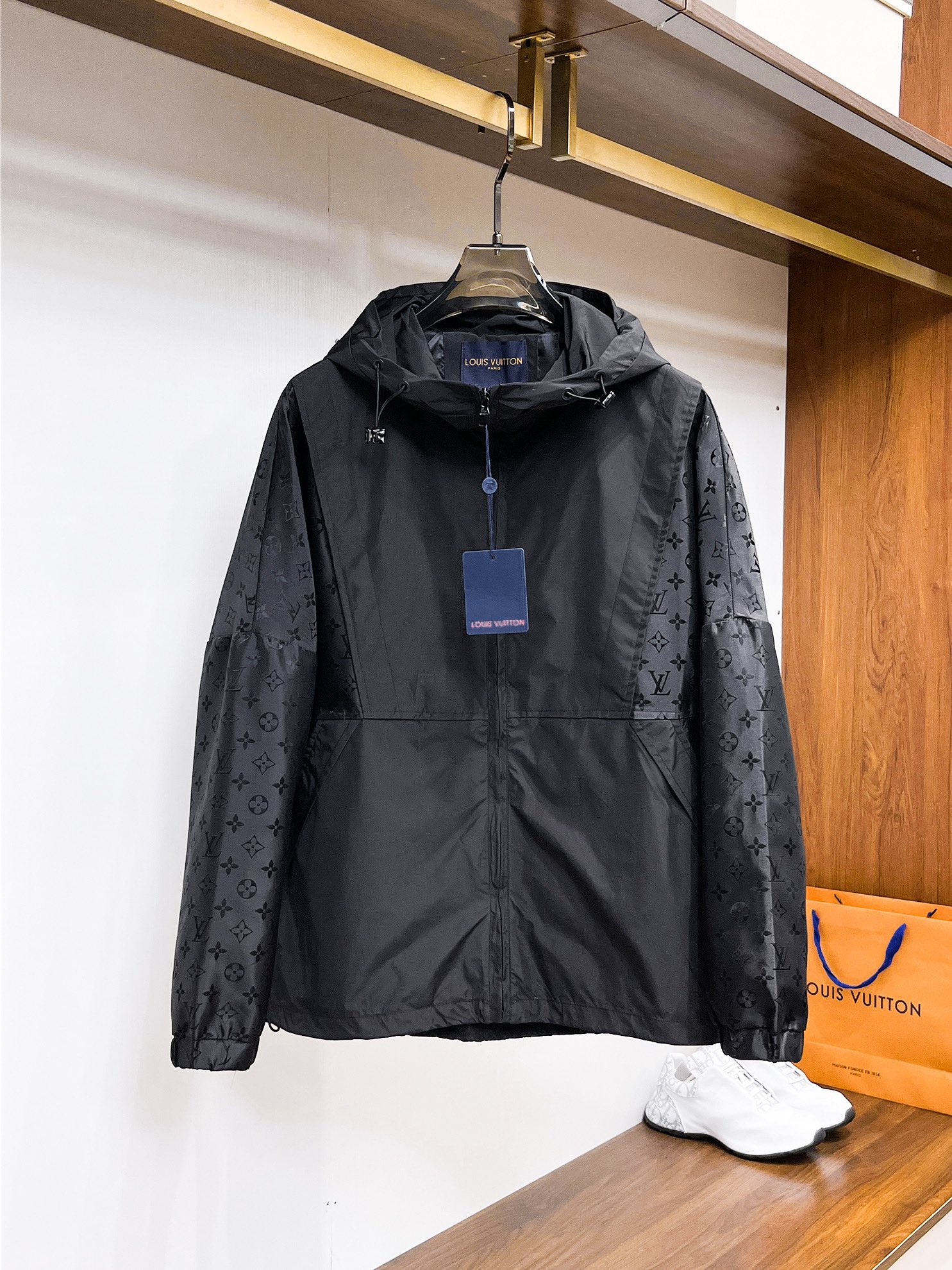 NO:761827,Same style as LV official website, complete with three labels, sold in advance. 2026 spring new men's jacket, complete with three labels, high-end version. Custom-made fabrics at the counter. Highly breathable and comfortable, impeccable details, brand element design concept, reflecting high quality. Delicate and soft feel. Casual tailoring, awesome upper body size. M～3XL,,,,louis vuitton,jackets & coats,jackets & coats,19860909LV 官网同款,三标齐全,提前发售 2026春季新款男士夹克外套,原单三标齐全高端版本 专柜定制面料 透气舒适度高,细节无可挑剔,品牌元素设计理念,体现高品质.手感细腻柔软 呈现休闲裁剪,上身版型超赞 码数M～3XL,,,louis vuitton,jackets & coats,jackets & coats,,Men's clothing