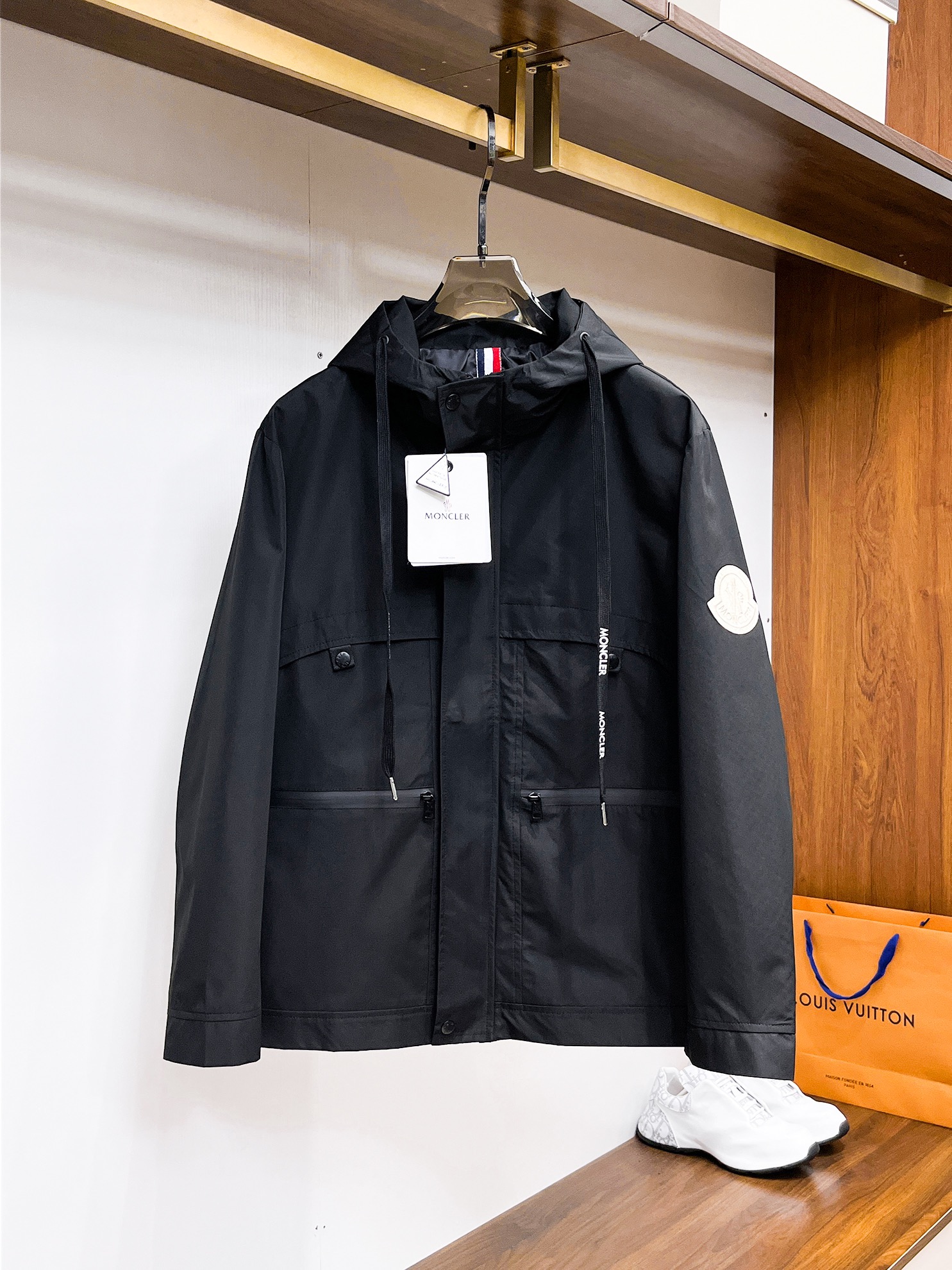 NO:761800,Mengkou The same style as the official website, complete with three labels, on sale in advance. 2026 new spring men's jackets, complete with three labels, high-end version. Custom-made fabrics at the counter. Highly breathable and comfortable, impeccable details, brand element design concept, reflecting high quality. Delicate and soft feel. Casual tailoring, awesome upper body size. M～3XL,,,Moncler,jackets & coats,jackets & coats,19860909蒙口 官网同款,三标齐全,提前发售 2026春季新款男士夹克外套,原单三标齐全高端版本 专柜定制面料 透气舒适度高,细节无可挑剔,品牌元素设计理念,体现高品质.手感细腻柔软 呈现休闲裁剪,上身版型超赞 码数M～3XL,,,Moncler,jackets & coats,jackets & coats,,Men's clothing