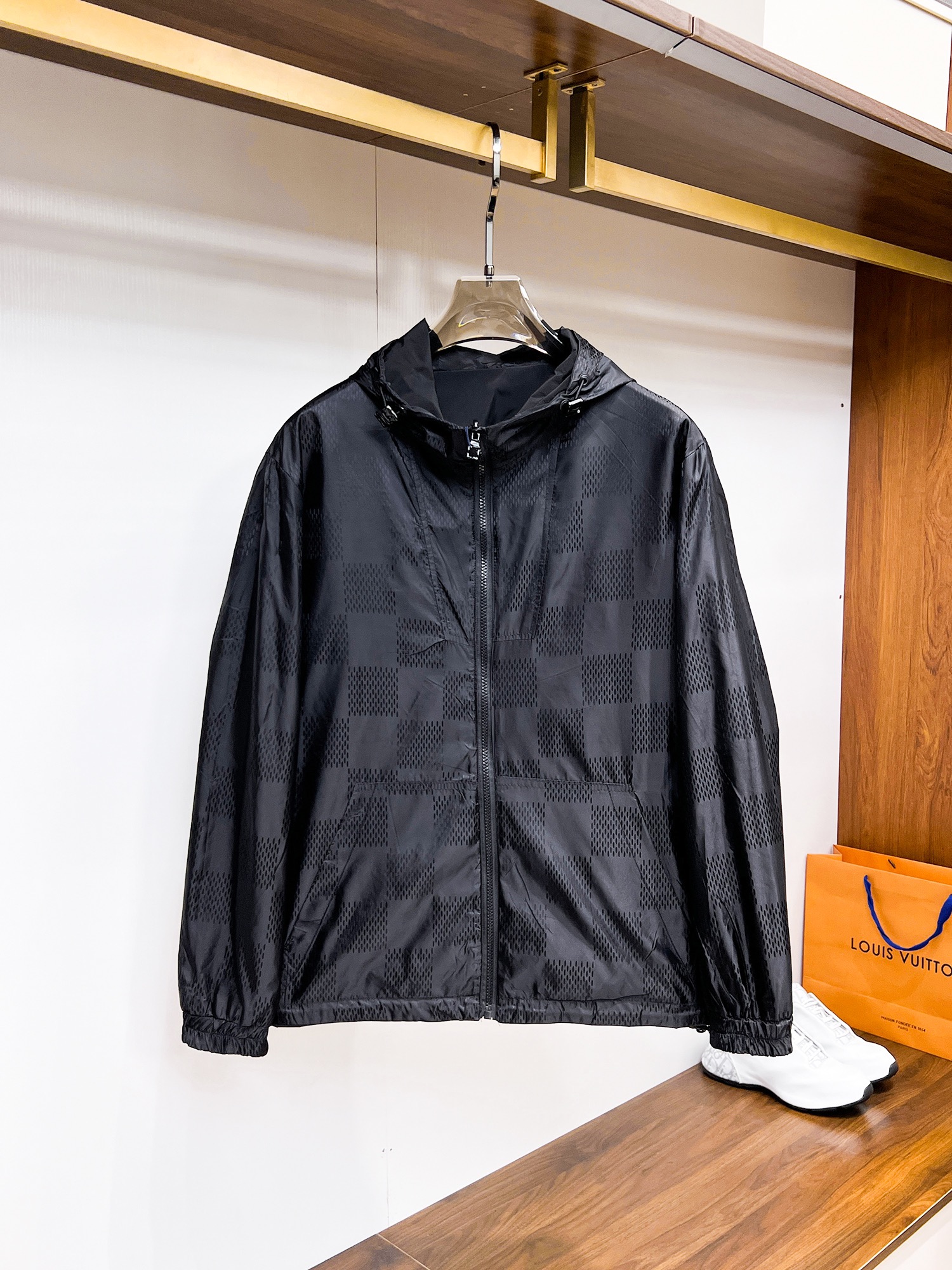 NO:761804,Same style as LV official website, complete with three labels, sold in advance. 2026 spring new men's jacket, complete with three labels, high-end version. Custom-made fabrics at the counter. Highly breathable and comfortable, impeccable details, brand element design concept, reflecting high quality. Delicate and soft feel. Casual tailoring, awesome upper body size. M～3XL,,,,louis vuitton,jackets & coats,jackets & coats,19860909LV 官网同款,三标齐全,提前发售 2026春季新款男士夹克外套,原单三标齐全高端版本 专柜定制面料 透气舒适度高,细节无可挑剔,品牌元素设计理念,体现高品质.手感细腻柔软 呈现休闲裁剪,上身版型超赞 码数M～3XL,,,louis vuitton,jackets & coats,jackets & coats,,Men's clothing