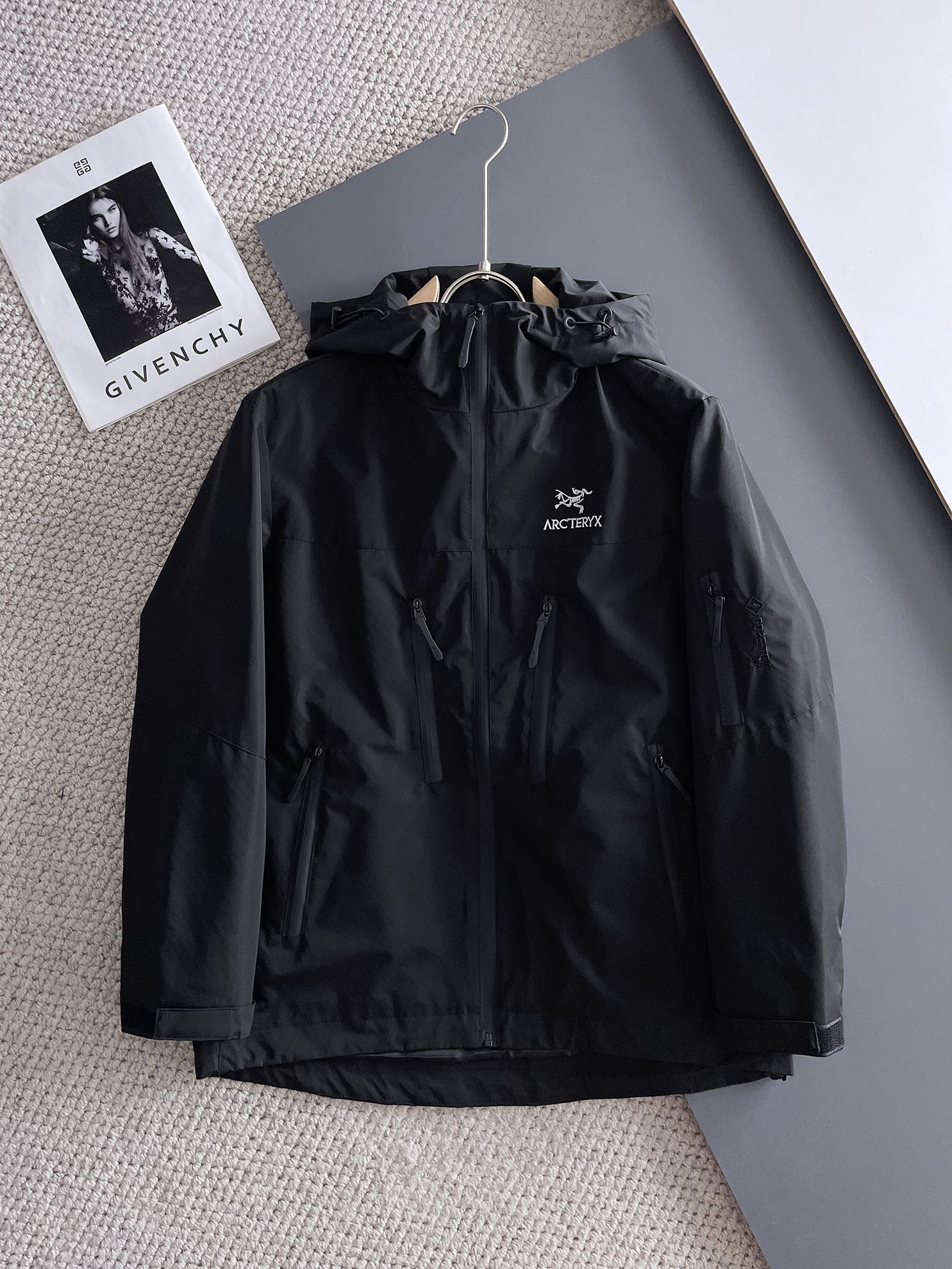 NO:734297,Arc'teryx official website of the same model, complete with three labels, on sale in advance. 2026 spring new men's jacket, complete with three labels, high-end version. Custom-made fabrics at the counter. Highly breathable and comfortable, impeccable details, brand element design concept, reflecting high quality. Delicate and soft feel. Casual tailoring, awesome upper body size. M～3XL,,arc'teryx,jackets & coats,jackets & coats,19860909始祖鸟 官网同款,三标齐全,提前发售 2026春季新款男士夹克外套,原单三标齐全高端版本 专柜定制面料 透气舒适度高,细节无可挑剔,品牌元素设计理念,体现高品质.手感细腻柔软 呈现休闲裁剪,上身版型超赞 码数M～3XL,,arc'teryx,jackets & coats,jackets & coats,,Men's clothing