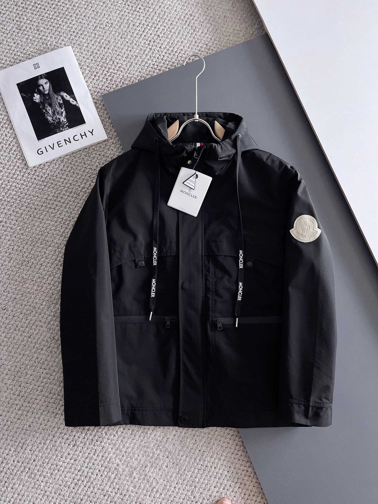 NO:734286,Mengkou The same style as the official website, complete with three labels, on sale in advance. 2026 new spring men's jackets, complete with three labels, high-end version. Custom-made fabrics at the counter. Highly breathable and comfortable, impeccable details, brand element design concept, reflecting high quality. Delicate and soft feel. Casual tailoring, awesome upper body size. M～3XL,,,Moncler,jackets & coats,jackets & coats,19860909蒙口 官网同款,三标齐全,提前发售 2026春季新款男士夹克外套,原单三标齐全高端版本 专柜定制面料 透气舒适度高,细节无可挑剔,品牌元素设计理念,体现高品质.手感细腻柔软 呈现休闲裁剪,上身版型超赞 码数M～3XL,,,Moncler,jackets & coats,jackets & coats,,Men's clothing