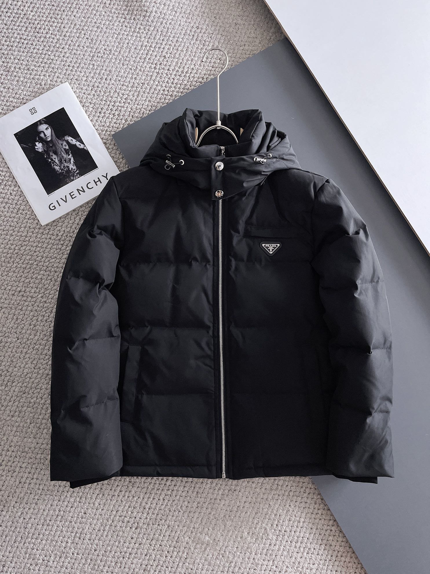 NO:621943,Prada official website new autumn and winter down jacket. This is known as the most high-end down jacket, all 90 down, complete with three labels and classic logo combination. The first sight is full of visual impact, better thermal performance, light and not heavy, and the loft recovery after compression is good, and it can gather heat and lock in temperature!  Personalized color matching design, fresh and energetic!  There are too many versions circulating in the market. In addition to the different fabrics and workmanship, the biggest difference is that the filling is not goose down at all but feather silk or velvet, etc., and it is not easy to distinguish for those who don’t understand. In addition, the fabrics and workmanship are definitely not of the same level. In short, look for us and you will never go astray. All the exclusive full colors are purchased from genuine development. If you understand the quality of our down jackets, you can safely recommend it with your eyes closed. The three standards are complete!  Uniform series for men and women!  Size M-3XL Please state your height and weight when ordering, prada, down jacket, alexander wang19860909普拉达 官网款秋冬新款羽绒服.这款号称羽绒服届最高端的,全部90绒的三标齐全带着经典的Logo组合搭配,第一眼看到就是满满的视觉冲击,保暖性能更出色,轻便不厚重,且压缩后的蓬松度恢复性好,聚热锁温！个性的拼色设计,清新有活力！市面流通的版本实在太多了,除了面料做工不同外,最大的区别就是填充物根本不是鹅绒而是羽丝或手感绒等等,而不懂的根本不容易区分.另外面料和做工也绝对不是一个级别,总之认准我们,让你绝对不跑偏,独家全色全部购入正版开发,懂我们家羽绒服质量的,完全可以放心闭眼推.三标齐全！男女同款系列！码数M-3XL下单报身高体重,,prada,down jacket,alexander wang,Men's clothing