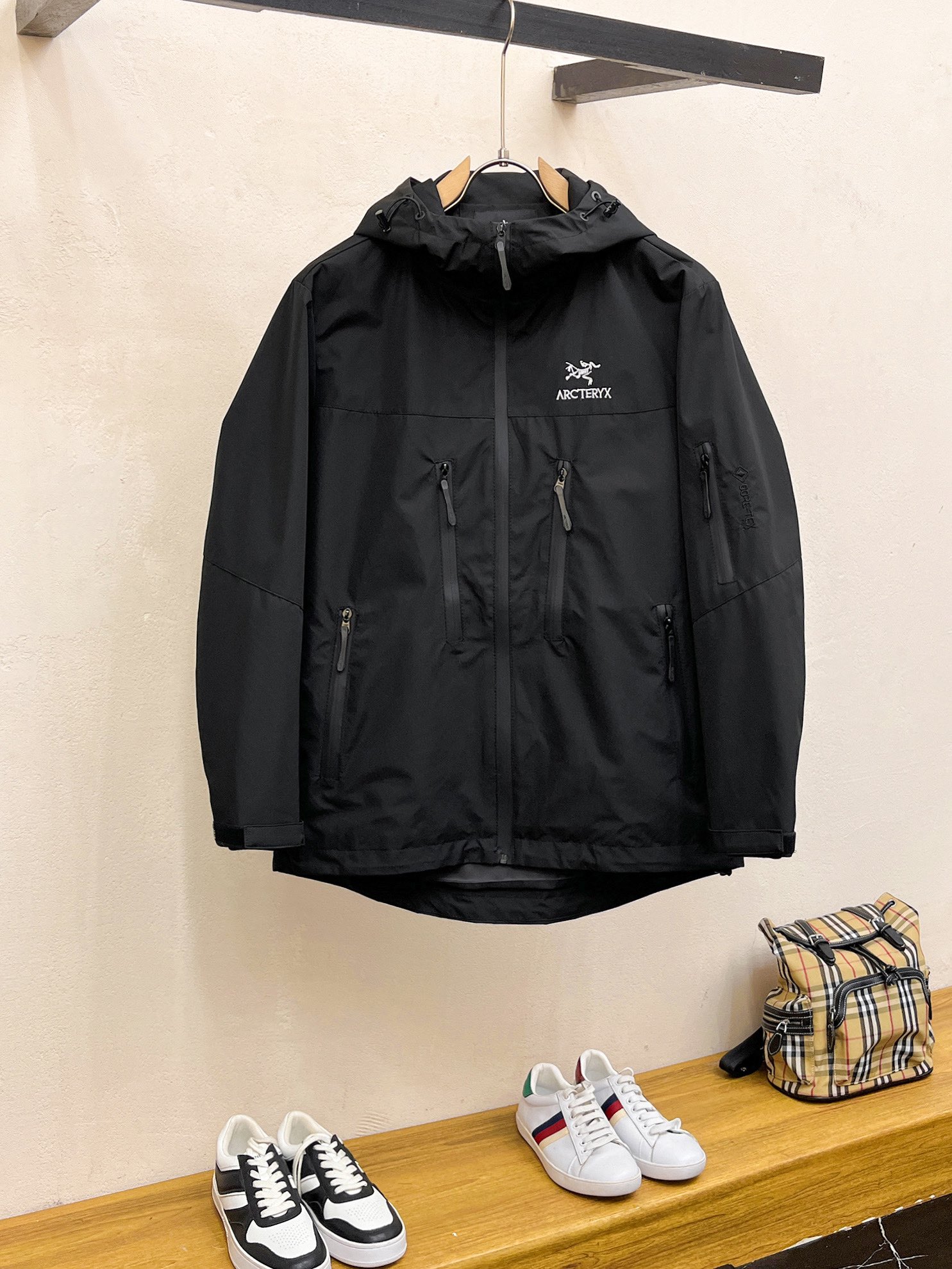 NO:746982,Arc'teryx official website same style, complete with three labels, on sale in advance. 2026 new spring men's jacket, reversible original single with three labels, high-end version. Custom-made fabrics at the counter. Highly breathable and comfortable, impeccable details, brand element design concept, reflecting high quality. Delicate and soft feel. Casual tailoring, awesome upper body size. M～3XL, arc'teryx, jackets & coats, jackets & coats,19860909始祖鸟 官网同款,三标齐全,提前发售 2026春季新款男士夹克外套,双面穿原单三标齐全高端版本 专柜定制面料 透气舒适度高,细节无可挑剔,品牌元素设计理念,体现高品质.手感细腻柔软 呈现休闲裁剪,上身版型超赞 码数M～3XL,,arc'teryx,jackets & coats,jackets & coats,,Men's clothing