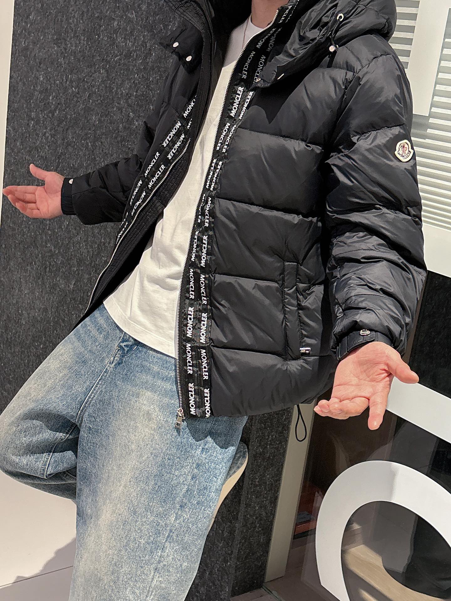 蒙口 官网款2025秋冬新款羽绒服。这款号称羽绒服届最高端的，全部90绒的三标齐全带着经典的Logo组合