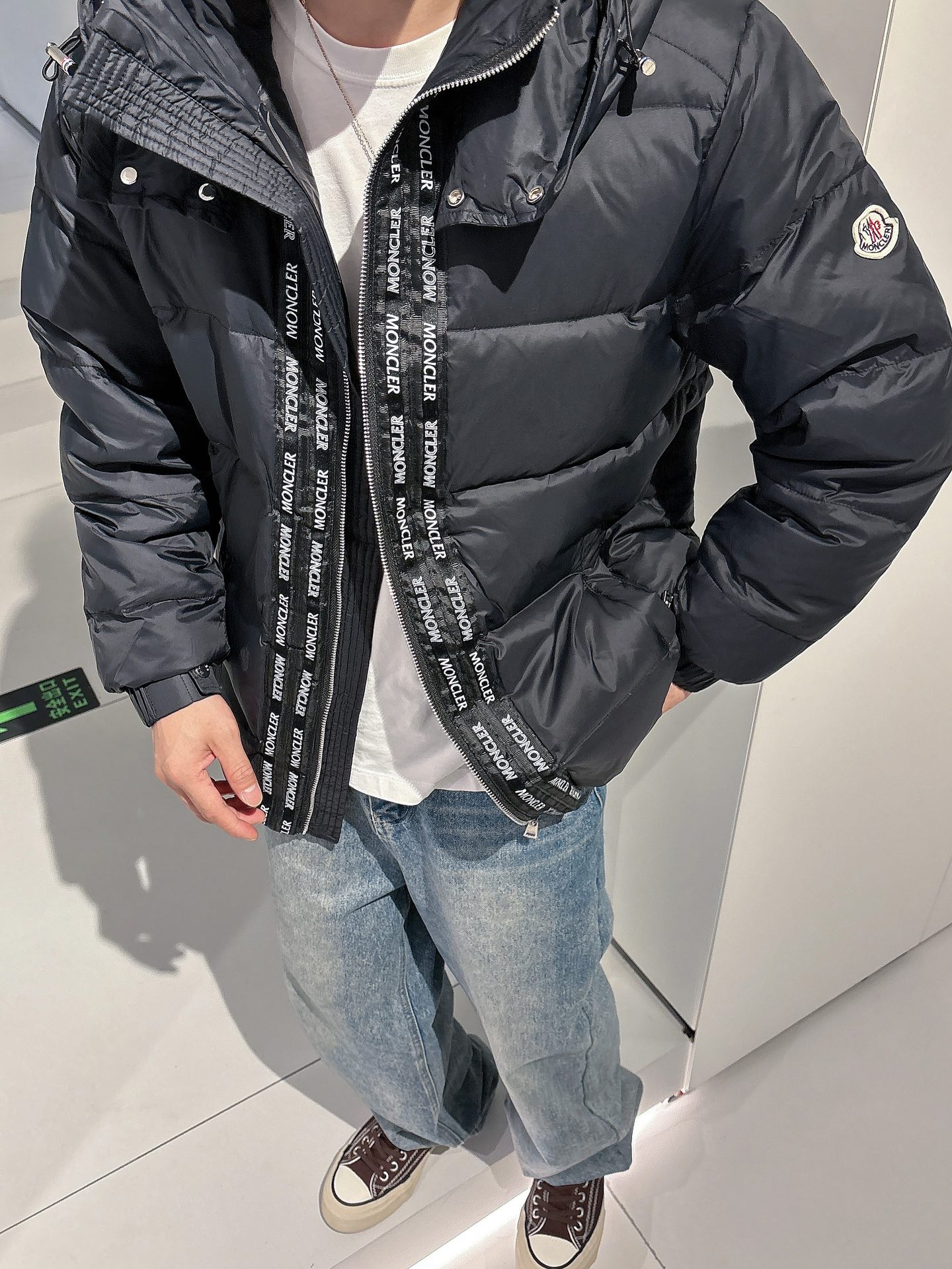 蒙口 官网款2025秋冬新款羽绒服。这款号称羽绒服届最高端的，全部90绒的三标齐全带着经典的Logo组合