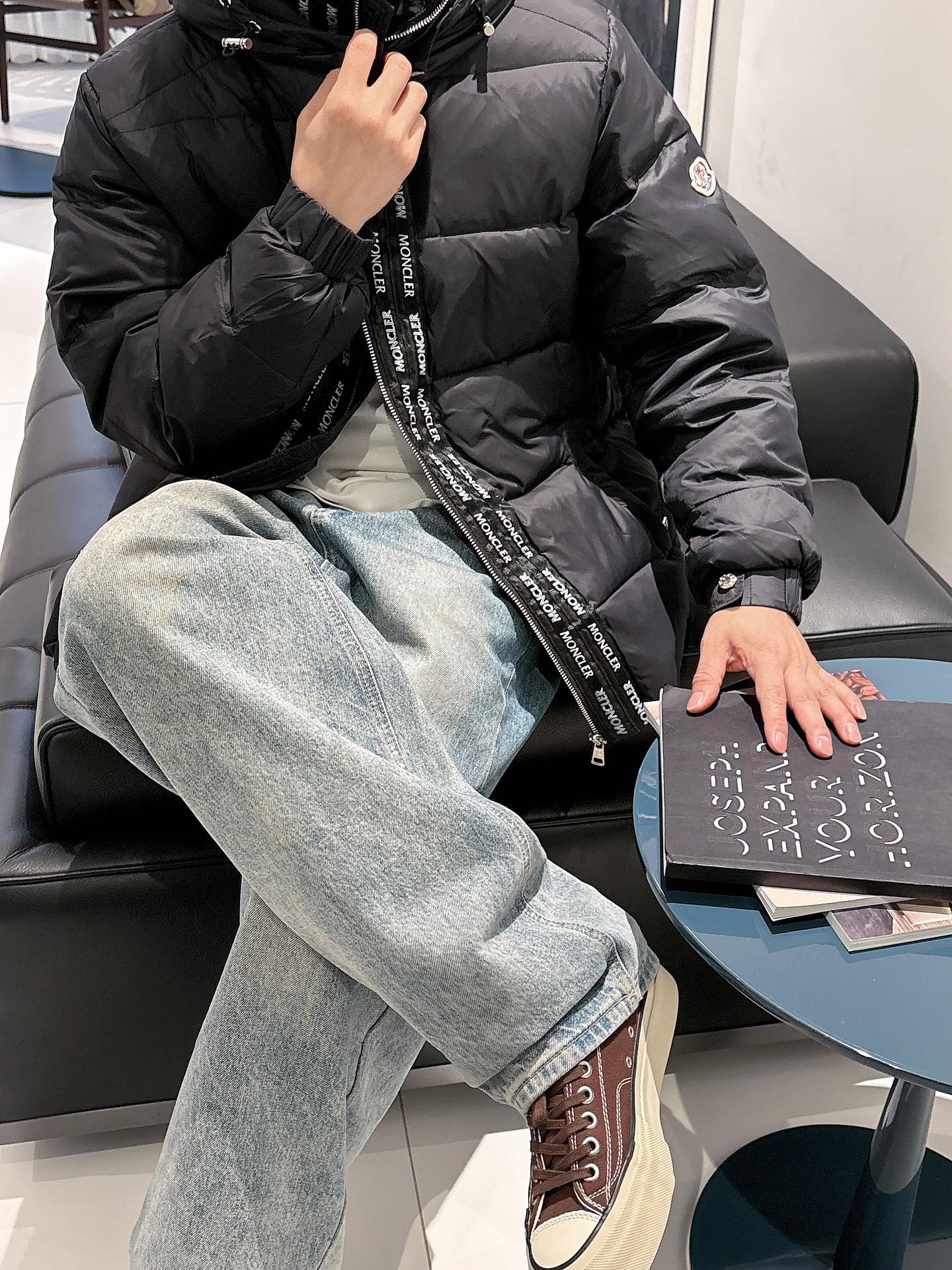 蒙口 官网款2025秋冬新款羽绒服。这款号称羽绒服届最高端的，全部90绒的三标齐全带着经典的Logo组合