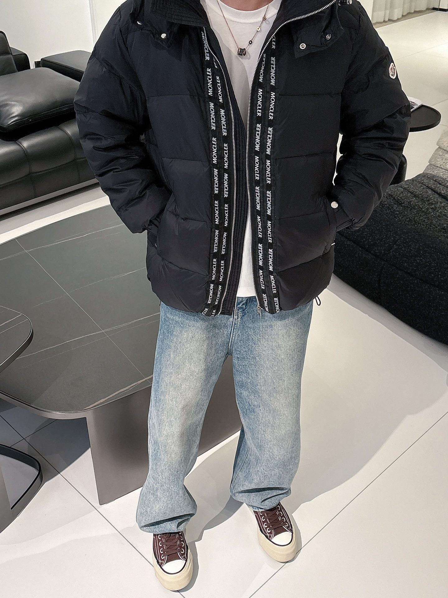 蒙口 官网款2025秋冬新款羽绒服。这款号称羽绒服届最高端的，全部90绒的三标齐全带着经典的Logo组合