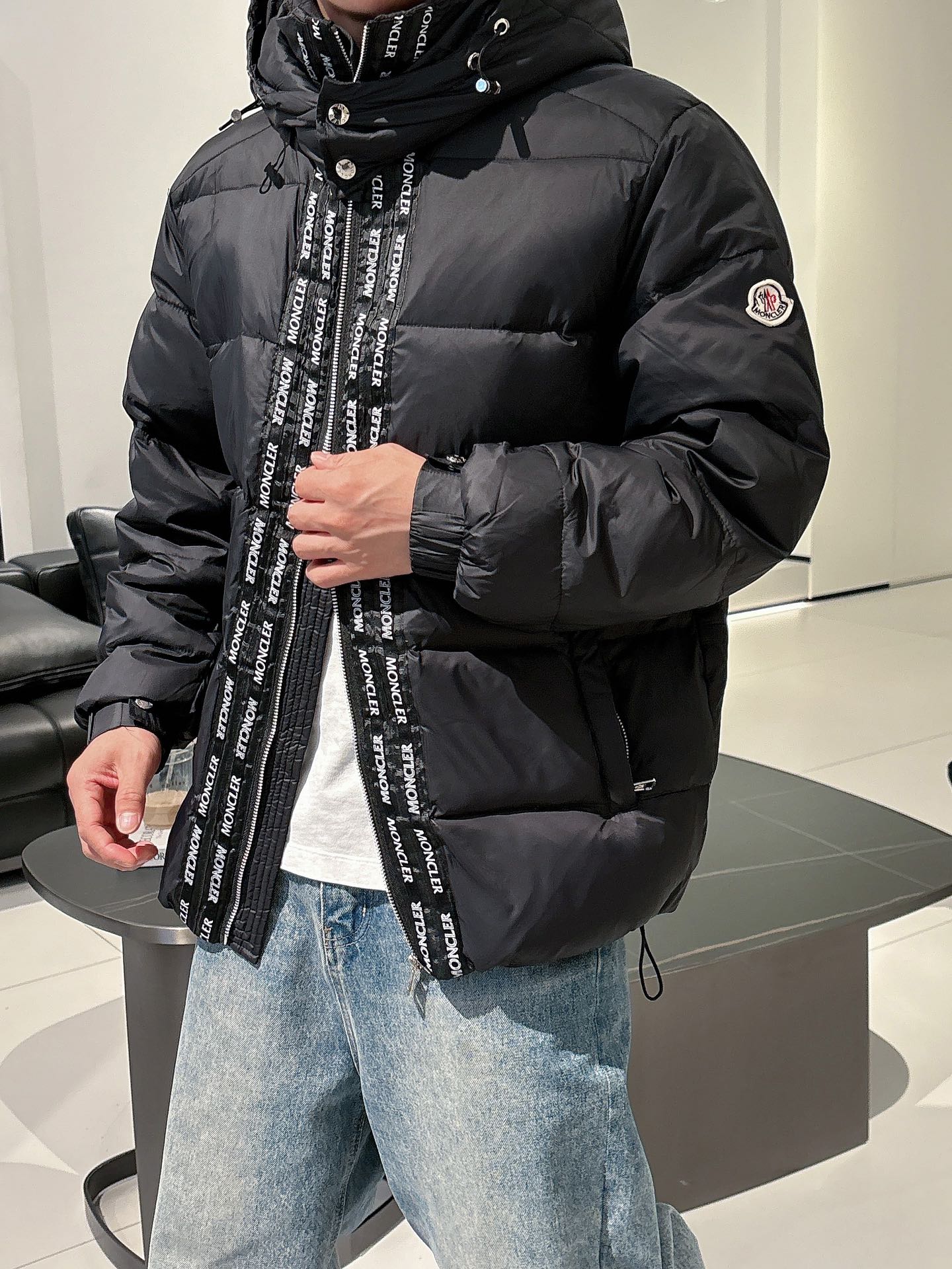 蒙口 官网款2025秋冬新款羽绒服。这款号称羽绒服届最高端的，全部90绒的三标齐全带着经典的Logo组合