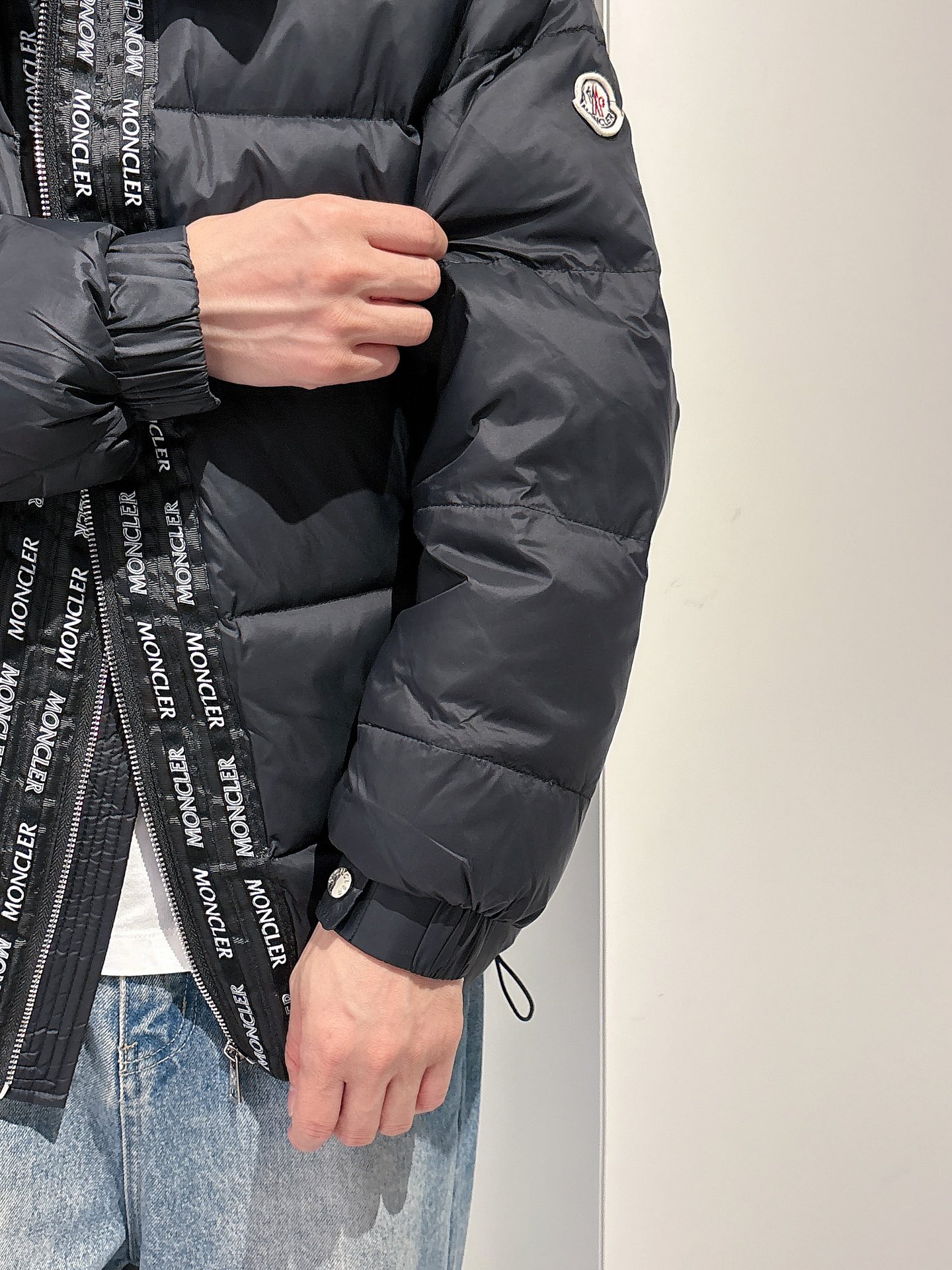 蒙口 官网款2025秋冬新款羽绒服。这款号称羽绒服届最高端的，全部90绒的三标齐全带着经典的Logo组合