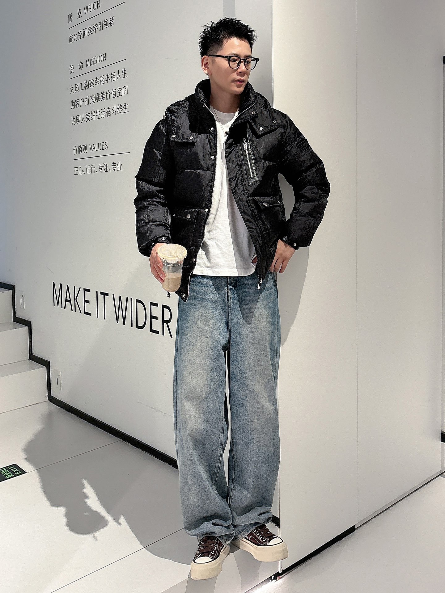 迪奥 官网款2025秋冬新款羽绒服。这款号称羽绒服届最高端的，全部90绒的三标齐全带着经典的Logo组合