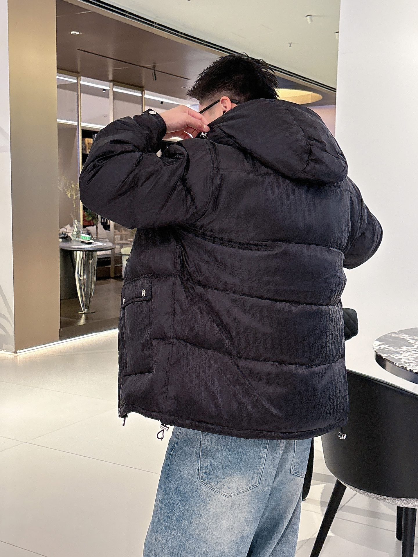 迪奥 官网款2025秋冬新款羽绒服。这款号称羽绒服届最高端的，全部90绒的三标齐全带着经典的Logo组合