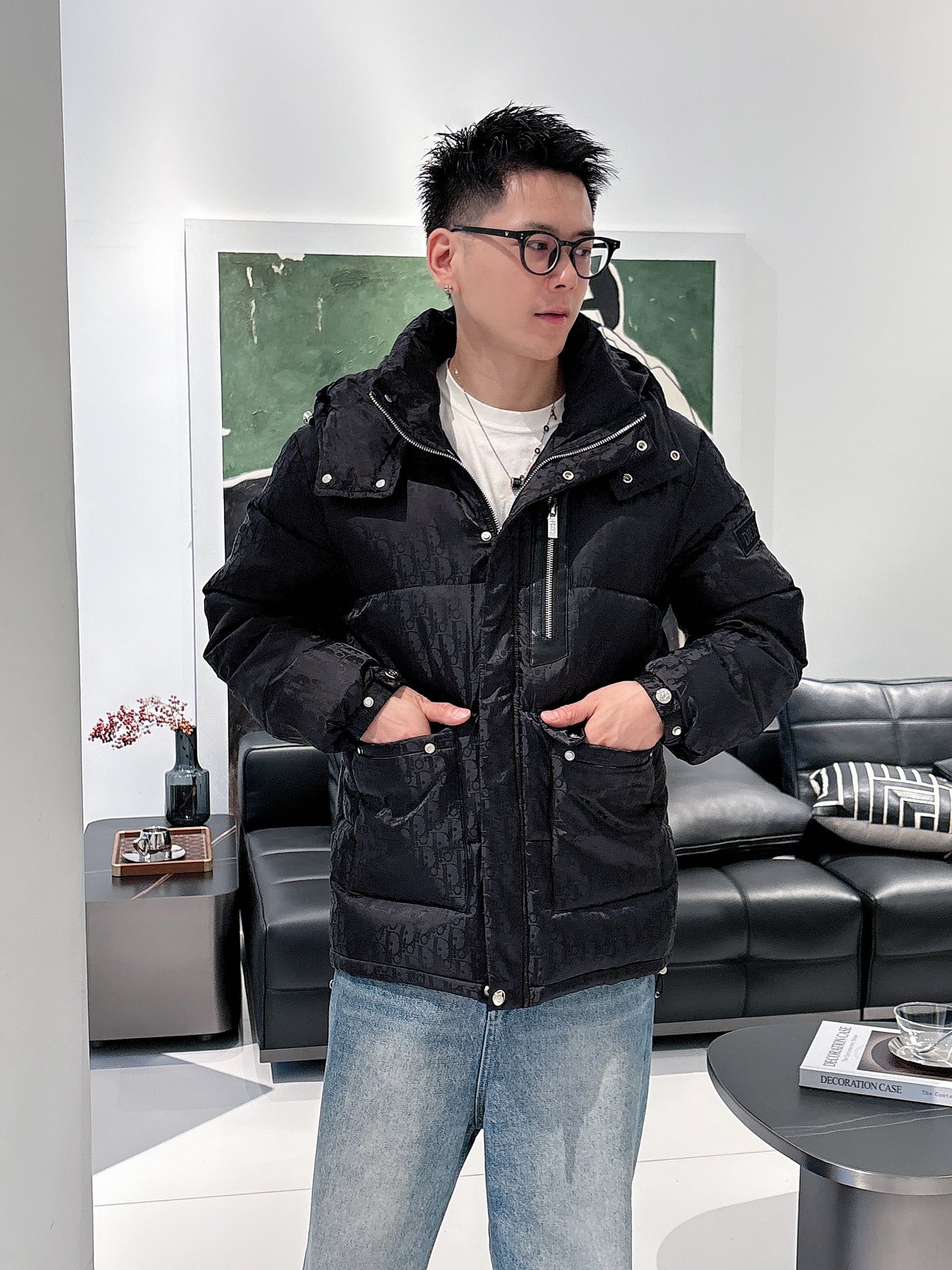 迪奥 官网款2025秋冬新款羽绒服。这款号称羽绒服届最高端的，全部90绒的三标齐全带着经典的Logo组合