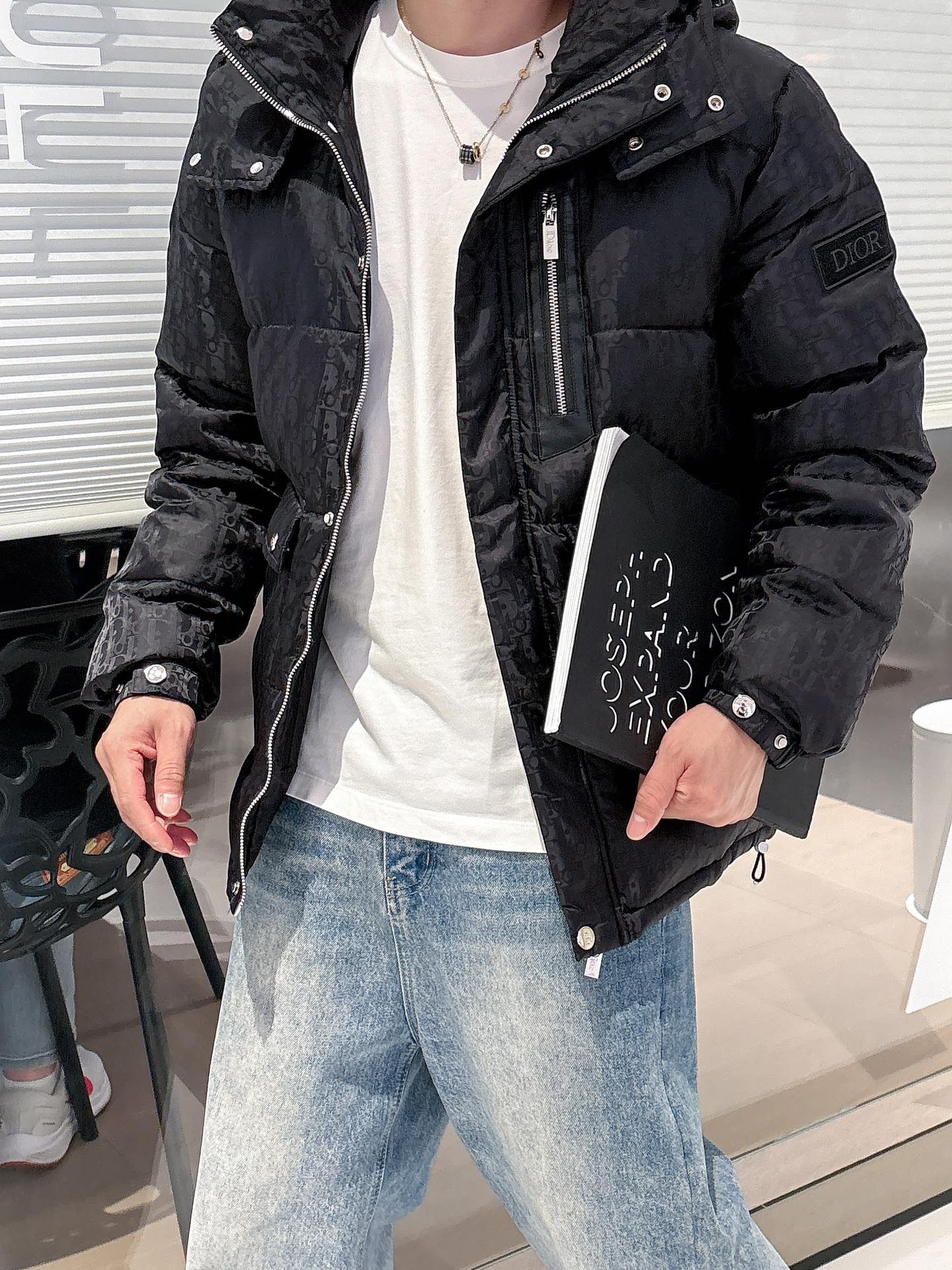 迪奥 官网款2025秋冬新款羽绒服。这款号称羽绒服届最高端的，全部90绒的三标齐全带着经典的Logo组合