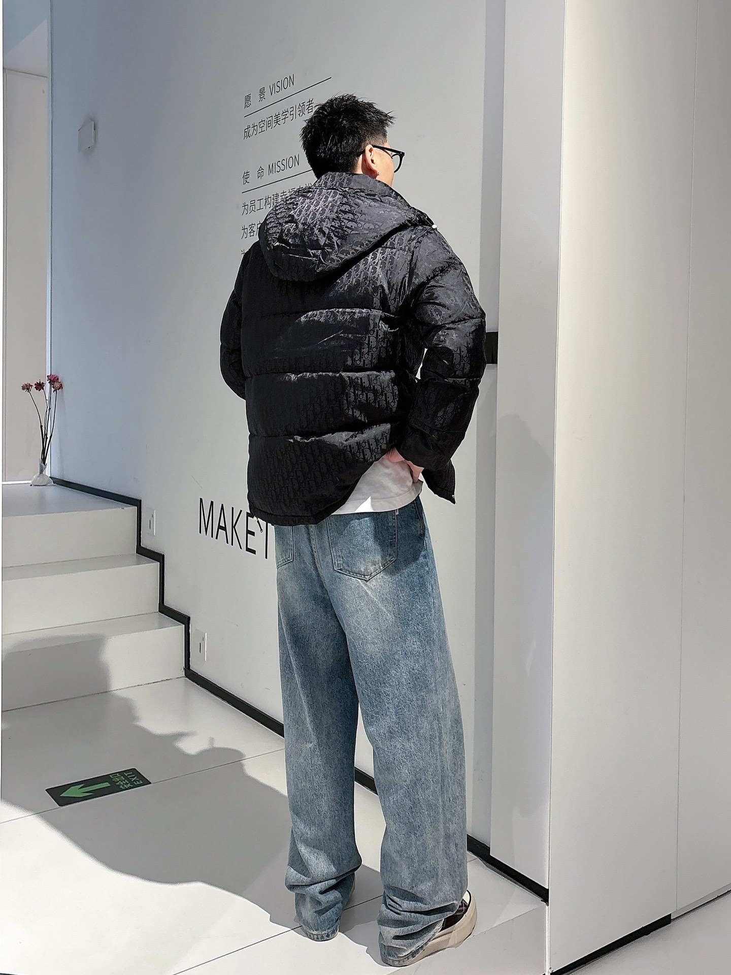 迪奥 官网款2025秋冬新款羽绒服。这款号称羽绒服届最高端的，全部90绒的三标齐全带着经典的Logo组合