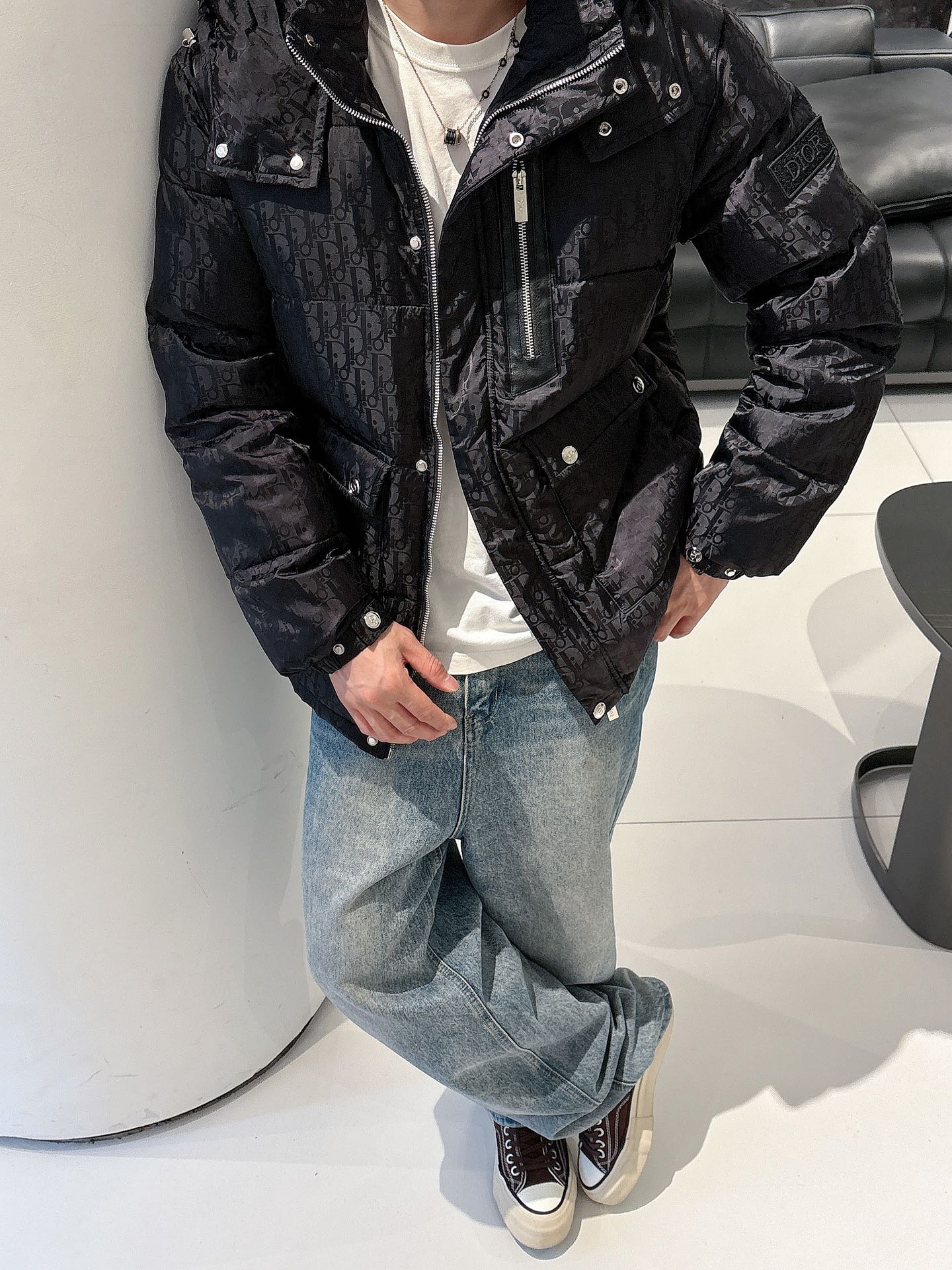 迪奥 官网款2025秋冬新款羽绒服。这款号称羽绒服届最高端的，全部90绒的三标齐全带着经典的Logo组合