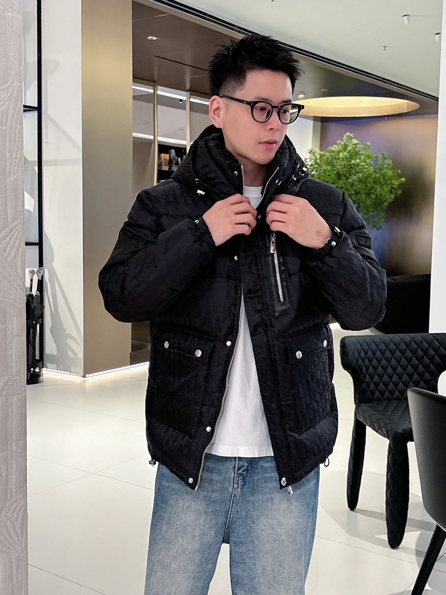 迪奥 官网款2025秋冬新款羽绒服。这款号称羽绒服届最高端的，全部90绒的三标齐全带着经典的Logo组合