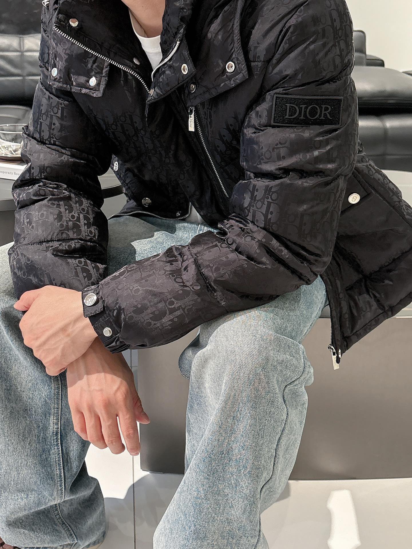 迪奥 官网款2025秋冬新款羽绒服。这款号称羽绒服届最高端的，全部90绒的三标齐全带着经典的Logo组合