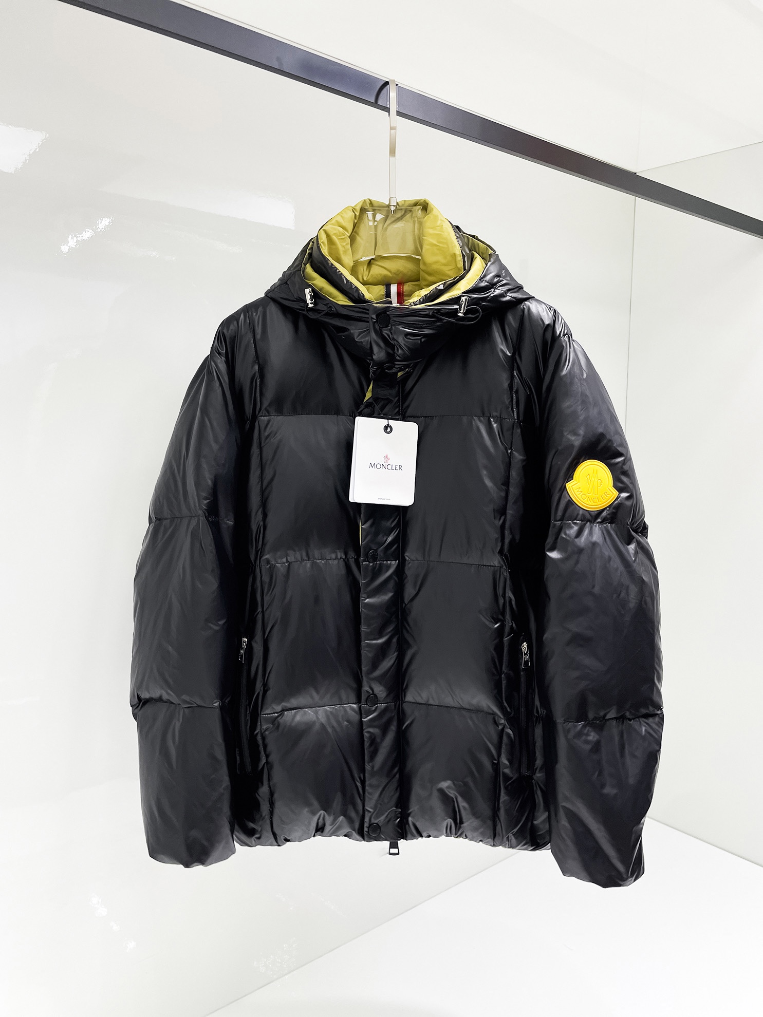 NO:122814,The official website of the new autumn and winter down jacket. This is known as the highest-end down jacket, all 90-fold three-standards are complete with a classic logo combination. The first thing you see is full of visual impact, excellent warmth, lightweight and not heavy, and the compressed fluffy is good, and it collects heat locking!  Personalized color-blocking design, fresh and energetic!  There are too many versions on the market. In addition to the different fabric workmanship, the biggest difference is that the filling is not goose down but silk or touch down, etc., and it is not easy to distinguish if you don’t understand it. In addition, the fabric and workmanship are definitely not the same level. In short, you will definitely not go off the line. You can buy all the exclusive colors and develop them. Those who understand the quality of our down jackets can be assured to close their eyes and recommend them. The three standards are complete!  Men and women's same series!  Code number M-3XL order to report height and weight, Moncler, down jacket, alexander wang19860909蒙口 官网款秋冬新款羽绒服.这款号称羽绒服届最高端的,全部90绒的三标齐全带着经典的Logo组合搭配,第一眼看到就是满满的视觉冲击,保暖性能更出色,轻便不厚重,且压缩后的蓬松度恢复性好,聚热锁温！个性的拼色设计,清新有活力！市面流通的版本实在太多了,除了面料做工不同外,最大的区别就是填充物根本不是鹅绒而是羽丝或手感绒等等,而不懂的根本不容易区分.另外面料和做工也绝对不是一个级别,总之认准我们,让你绝对不跑偏,独家全色全部购入正版开发,懂我们家羽绒服质量的,完全可以放心闭眼推.三标齐全！男女同款系列！码数M-3XL下单报身高体重,,Moncler,down jacket,alexander wang,Men's clothing