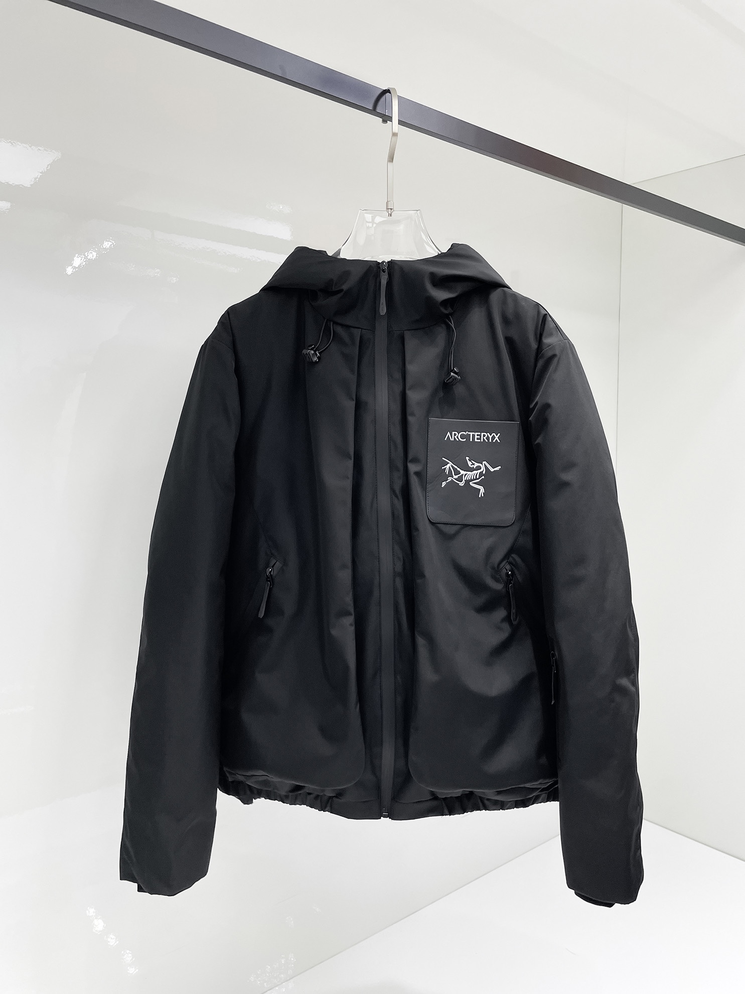 NO:122810,Archaeopteryx official website new down jacket. This is known as the highest-end down jacket, all 90-lower three-standard combinations are complete with a classic logo combination. The first thing you see is full of visual impact, excellent warmth, lightweight and not heavy, and the compressed fluffy is good, and the heat-locking temperature is concentrated!  Personalized color-blocking design, fresh and energetic!  There are too many versions on the market. In addition to the different fabric workmanship, the biggest difference is that the filling is not goose down but silk or touch down, etc., and it is not easy to distinguish if you don’t understand it. In addition, the fabric and workmanship are definitely not the same level. In short, you will definitely not go off the line. You can buy all the exclusive colors and develop genuine products. Those who understand the quality of our down jackets can be assured to close their eyes. The three standards are complete!  Men and women's same series!  Code number M-3XL order to report height and weight, arc'teryx, down jacket, alexander wang19860909始祖鸟 官网款秋冬新款羽绒服.这款号称羽绒服届最高端的,全部90绒的三标齐全带着经典的Logo组合搭配,第一眼看到就是满满的视觉冲击,保暖性能更出色,轻便不厚重,且压缩后的蓬松度恢复性好,聚热锁温！个性的拼色设计,清新有活力！市面流通的版本实在太多了,除了面料做工不同外,最大的区别就是填充物根本不是鹅绒而是羽丝或手感绒等等,而不懂的根本不容易区分.另外面料和做工也绝对不是一个级别,总之认准我们,让你绝对不跑偏,独家全色全部购入正版开发,懂我们家羽绒服质量的,完全可以放心闭眼推.三标齐全！男女同款系列！码数M-3XL下单报身高体重,arc'teryx,down jacket,alexander wang,Men's clothing