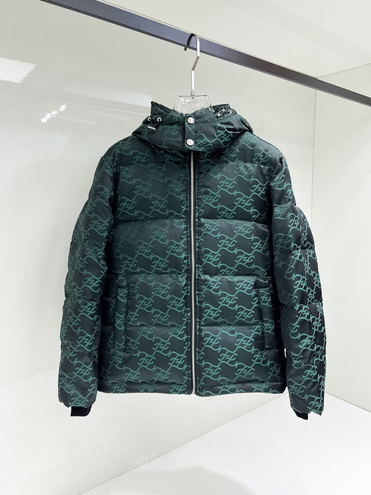 NO:122791,Fendi's official website, autumn and winter new down jacket. This is known as the highest-end down jacket, with all 90-down three-standard combinations and classic logo combinations. The first thing you see is full of visual impact, excellent warmth, lightweight and not heavy, and the compressed fluffy is good, and it has good heat locking!  Personalized color-blocking design, fresh and energetic!  There are too many versions on the market. In addition to the different fabric workmanship, the biggest difference is that the filling is not goose down but silk or touch down, etc., and it is not easy to distinguish if you don’t understand it. In addition, the fabric and workmanship are definitely not the same level. In short, you will definitely not go off the line. You can buy all the exclusive colors and develop them. Those who understand the quality of our down jackets can be assured to close their eyes and recommend them. The three standards are complete!  Men and women's same series!  Code number M-3XL order to report height and weight, fendi, down jacket, alexander wang19860909芬迪 官网款秋冬新款羽绒服.这款号称羽绒服届最高端的,全部90绒的三标齐全带着经典的Logo组合搭配,第一眼看到就是满满的视觉冲击,保暖性能更出色,轻便不厚重,且压缩后的蓬松度恢复性好,聚热锁温！个性的拼色设计,清新有活力！市面流通的版本实在太多了,除了面料做工不同外,最大的区别就是填充物根本不是鹅绒而是羽丝或手感绒等等,而不懂的根本不容易区分.另外面料和做工也绝对不是一个级别,总之认准我们,让你绝对不跑偏,独家全色全部购入正版开发,懂我们家羽绒服质量的,完全可以放心闭眼推.三标齐全！男女同款系列！码数M-3XL下单报身高体重,,fendi,down jacket,alexander wang,Men's clothing