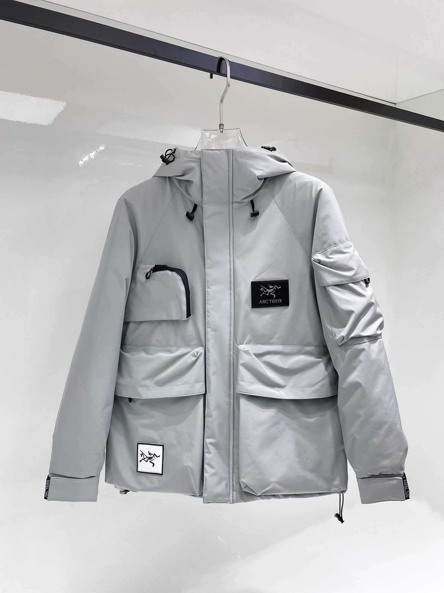 NO:122797,Archaeopteryx official website new down jacket. This is known as the highest-end down jacket, all 90-lower three-standard combinations are complete with a classic logo combination. The first thing you see is full of visual impact, excellent warmth, lightweight and not heavy, and the compressed fluffy is good, and the heat-locking temperature is concentrated!  Personalized color-blocking design, fresh and energetic!  There are too many versions on the market. In addition to the different fabric workmanship, the biggest difference is that the filling is not goose down but silk or touch down, etc., and it is not easy to distinguish if you don’t understand it. In addition, the fabric and workmanship are definitely not the same level. In short, you will definitely not go off the line. You can buy all the exclusive colors and develop them. Those who understand the quality of our down jackets can be assured to close their eyes and recommend them. The three standards are complete!  Men and women's same series!  Code number M-3XL order to report height and weight, arc'teryx, down jacket, alexander wang19860909始祖鸟 官网款秋冬新款羽绒服.这款号称羽绒服届最高端的,全部90绒的三标齐全带着经典的Logo组合搭配,第一眼看到就是满满的视觉冲击,保暖性能更出色,轻便不厚重,且压缩后的蓬松度恢复性好,聚热锁温！个性的拼色设计,清新有活力！市面流通的版本实在太多了,除了面料做工不同外,最大的区别就是填充物根本不是鹅绒而是羽丝或手感绒等等,而不懂的根本不容易区分.另外面料和做工也绝对不是一个级别,总之认准我们,让你绝对不跑偏,独家全色全部购入正版开发,懂我们家羽绒服质量的,完全可以放心闭眼推.三标齐全！男女同款系列！码数M-3XL下单报身高体重,arc'teryx,down jacket,alexander wang,Men's clothing