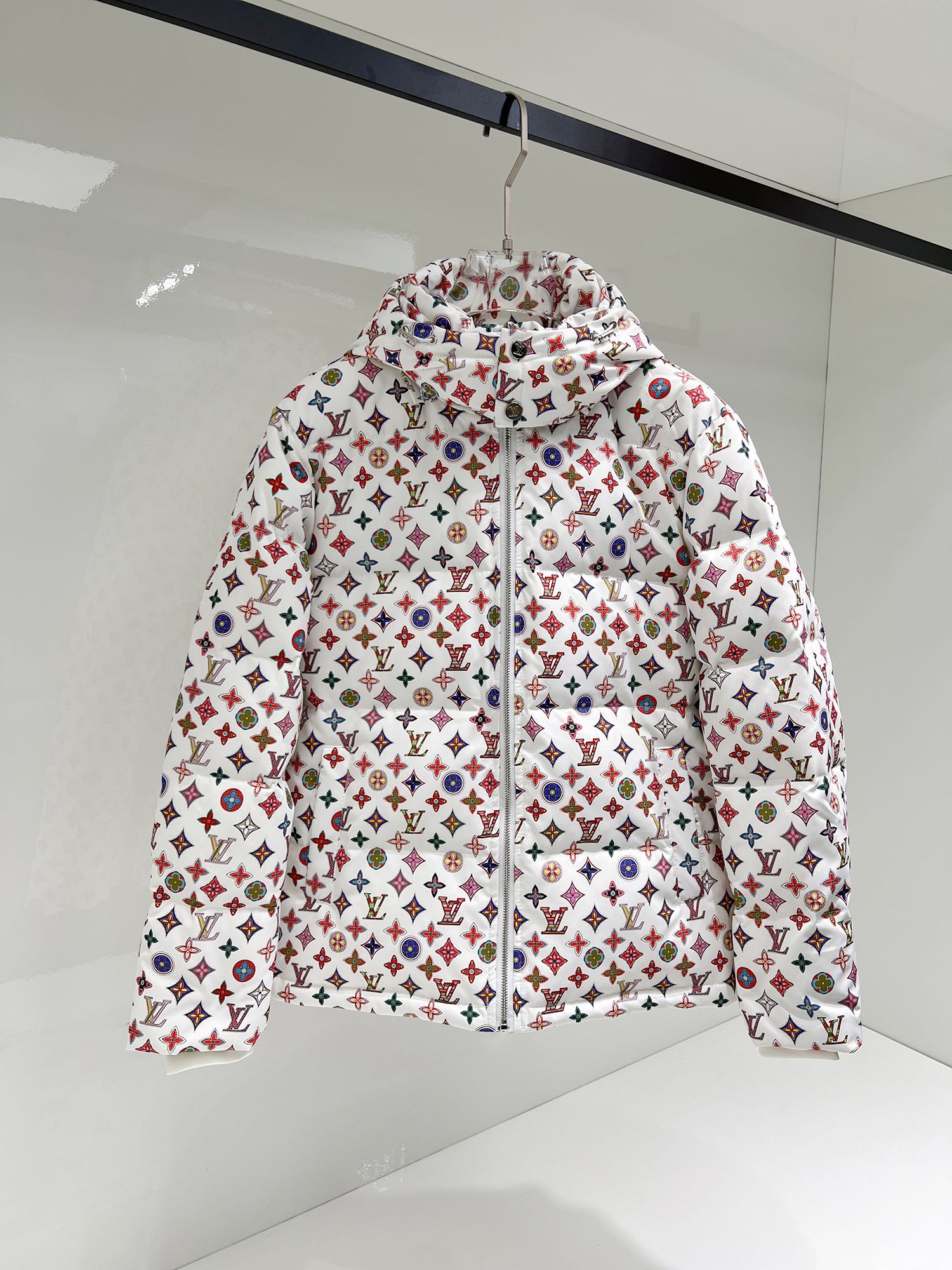 NO:122794,LV official website new down jacket. This is known as the highest-end down jacket, all 90-down three-standards are complete with a classic logo combination. The first thing you see is full of visual impact, excellent warmth, lightweight and not heavy, and the compressed fluffy is good, and it collects heat locking!  Personalized color-blocking design, fresh and energetic!  There are too many versions on the market. In addition to the different fabric workmanship, the biggest difference is that the filling is not goose down but silk or touch down, etc., and it is not easy to distinguish if you don’t understand it. In addition, the fabric and workmanship are definitely not the same level. In short, you will definitely not go off the line. You can buy all the exclusive colors and develop genuine products. Those who understand the quality of our down jackets can be assured to close their eyes. The three standards are complete!  Men and women's same series!  Count M-3XL order to report height and weight, louis vuitton, down jacket, alexander wang19860909LV 官网款秋冬新款羽绒服.这款号称羽绒服届最高端的,全部90绒的三标齐全带着经典的Logo组合搭配,第一眼看到就是满满的视觉冲击,保暖性能更出色,轻便不厚重,且压缩后的蓬松度恢复性好,聚热锁温！个性的拼色设计,清新有活力！市面流通的版本实在太多了,除了面料做工不同外,最大的区别就是填充物根本不是鹅绒而是羽丝或手感绒等等,而不懂的根本不容易区分.另外面料和做工也绝对不是一个级别,总之认准我们,让你绝对不跑偏,独家全色全部购入正版开发,懂我们家羽绒服质量的,完全可以放心闭眼推.三标齐全！男女同款系列！码数M-3XL下单报身高体重,,louis vuitton,down jacket,alexander wang,Men's clothing