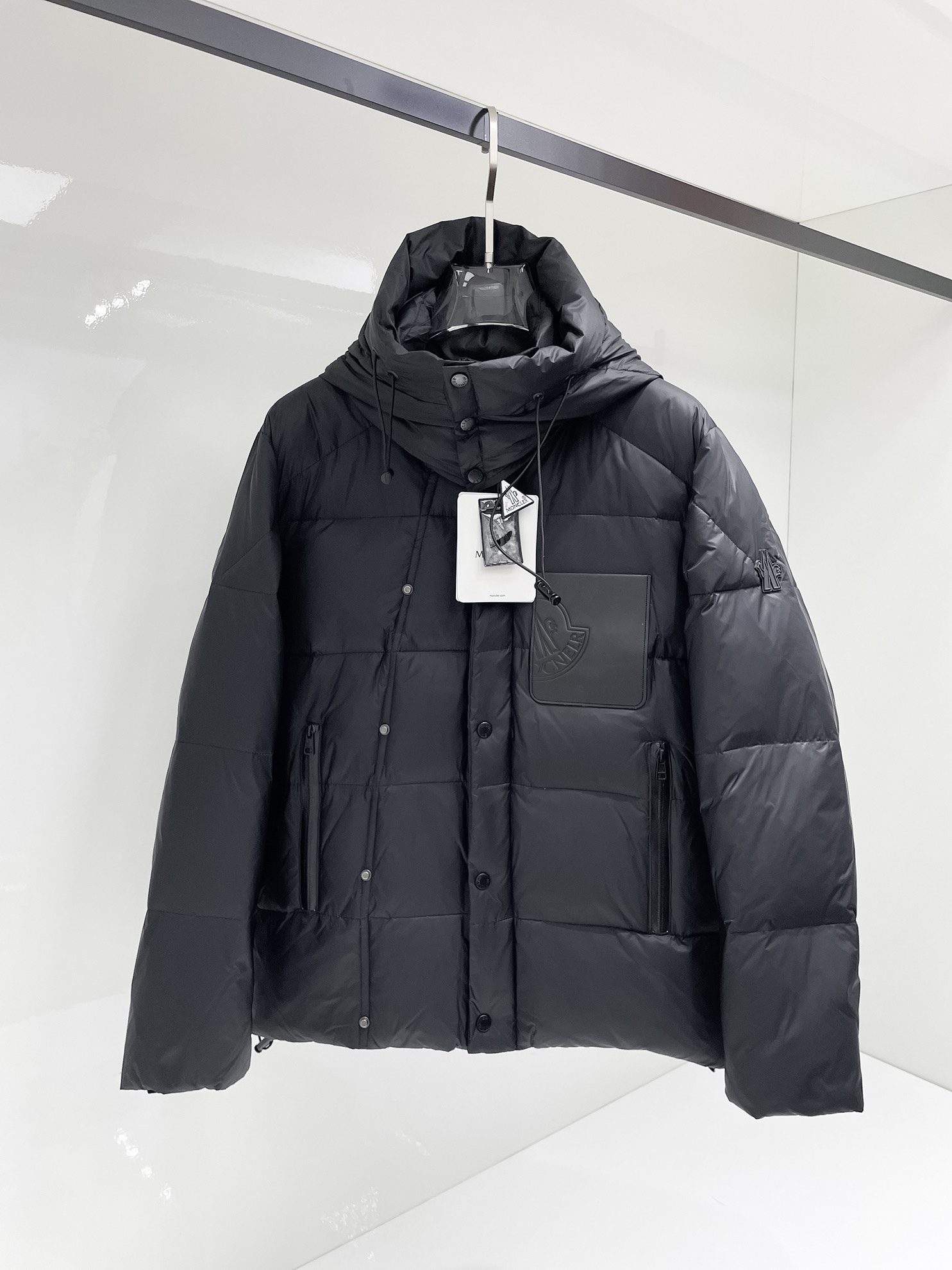 NO:122796,The official website of the new autumn and winter down jacket. This is known as the highest-end down jacket. All the three-standard 90-folds are fully equipped with a classic logo combination. The first thing you see is full of visual impact, the warmth performance is better, lightweight and not heavy, and the compressed fluffy is good, and the heat-locking temperature is concentrated!  Personalized color-blocking design, fresh and energetic!  There are too many versions on the market. In addition to the different fabric workmanship, the biggest difference is that the filling is not goose down but silk or touch down, etc., and it is not easy to distinguish if you don’t understand it. In addition, the fabric and workmanship are definitely not the same level. In short, you will definitely not go off the line. You can buy all the exclusive colors and develop genuine products. Those who understand the quality of our down jackets can be assured to close their eyes. The three standards are complete!  Men and women's same series!  Code number M-3XL order to report height and weight, Moncler, down jacket, alexander wang19860909蒙口 官网款秋冬新款羽绒服.这款号称羽绒服届最高端的,全部90绒的三标齐全带着经典的Logo组合搭配,第一眼看到就是满满的视觉冲击,保暖性能更出色,轻便不厚重,且压缩后的蓬松度恢复性好,聚热锁温！个性的拼色设计,清新有活力！市面流通的版本实在太多了,除了面料做工不同外,最大的区别就是填充物根本不是鹅绒而是羽丝或手感绒等等,而不懂的根本不容易区分.另外面料和做工也绝对不是一个级别,总之认准我们,让你绝对不跑偏,独家全色全部购入正版开发,懂我们家羽绒服质量的,完全可以放心闭眼推.三标齐全！男女同款系列！码数M-3XL下单报身高体重,,Moncler,down jacket,alexander wang,Men's clothing