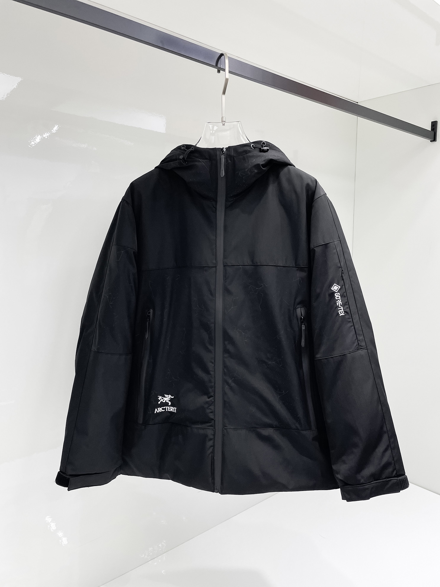 NO:122798,Archaeopteryx official website new down jacket. This is known as the highest-end down jacket, all 90-lower three-standard combinations are complete with a classic logo combination. The first thing you see is full of visual impact, excellent warmth, lightweight and not heavy, and the compressed fluffy is good, and the heat-locking temperature is concentrated!  Personalized color-blocking design, fresh and energetic!  There are too many versions on the market. In addition to the different fabric workmanship, the biggest difference is that the filling is not goose down but silk or touch down, etc., and it is not easy to distinguish if you don’t understand it. In addition, the fabric and workmanship are definitely not the same level. In short, you will definitely not go off the line. You can buy all the exclusive colors and develop genuine products. Those who understand the quality of our down jackets can be assured to close their eyes. The three standards are complete!  Men and women's same series!  Code number M-3XL order to report height and weight, arc'teryx, down jacket, alexander wang19860909始祖鸟 官网款秋冬新款羽绒服.这款号称羽绒服届最高端的,全部90绒的三标齐全带着经典的Logo组合搭配,第一眼看到就是满满的视觉冲击,保暖性能更出色,轻便不厚重,且压缩后的蓬松度恢复性好,聚热锁温！个性的拼色设计,清新有活力！市面流通的版本实在太多了,除了面料做工不同外,最大的区别就是填充物根本不是鹅绒而是羽丝或手感绒等等,而不懂的根本不容易区分.另外面料和做工也绝对不是一个级别,总之认准我们,让你绝对不跑偏,独家全色全部购入正版开发,懂我们家羽绒服质量的,完全可以放心闭眼推.三标齐全！男女同款系列！码数M-3XL下单报身高体重,arc'teryx,down jacket,alexander wang,Men's clothing