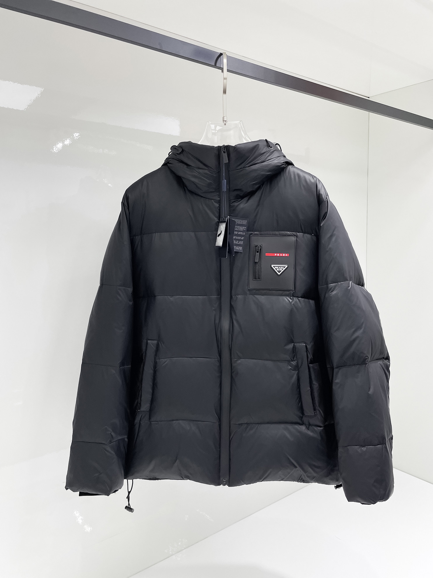 NO:122800,Prada's official website, autumn and winter new down jacket. This is known as the highest-end down jacket, with all 90-down three-standard combinations and classic logo combinations. The first thing you see is full of visual impact, excellent warmth, lightweight and not heavy, and the compressed fluffy is good, and it has good heat locking!  Personalized color-blocking design, fresh and energetic!  There are too many versions on the market. In addition to the different fabric workmanship, the biggest difference is that the filling is not goose down but silk or touch down, etc., and it is not easy to distinguish if you don’t understand it. In addition, the fabric and workmanship are definitely not the same level. In short, you will definitely not go off the line. You can buy all the exclusive colors and develop genuine products. Those who understand the quality of our down jackets can be assured to close their eyes. The three standards are complete!  Men and women's same series!  Code number M-3XL order to report height and weight, prada, down jacket, alexander wang19860909普拉达 官网款秋冬新款羽绒服.这款号称羽绒服届最高端的,全部90绒的三标齐全带着经典的Logo组合搭配,第一眼看到就是满满的视觉冲击,保暖性能更出色,轻便不厚重,且压缩后的蓬松度恢复性好,聚热锁温！个性的拼色设计,清新有活力！市面流通的版本实在太多了,除了面料做工不同外,最大的区别就是填充物根本不是鹅绒而是羽丝或手感绒等等,而不懂的根本不容易区分.另外面料和做工也绝对不是一个级别,总之认准我们,让你绝对不跑偏,独家全色全部购入正版开发,懂我们家羽绒服质量的,完全可以放心闭眼推.三标齐全！男女同款系列！码数M-3XL下单报身高体重,,prada,down jacket,alexander wang,Men's clothing