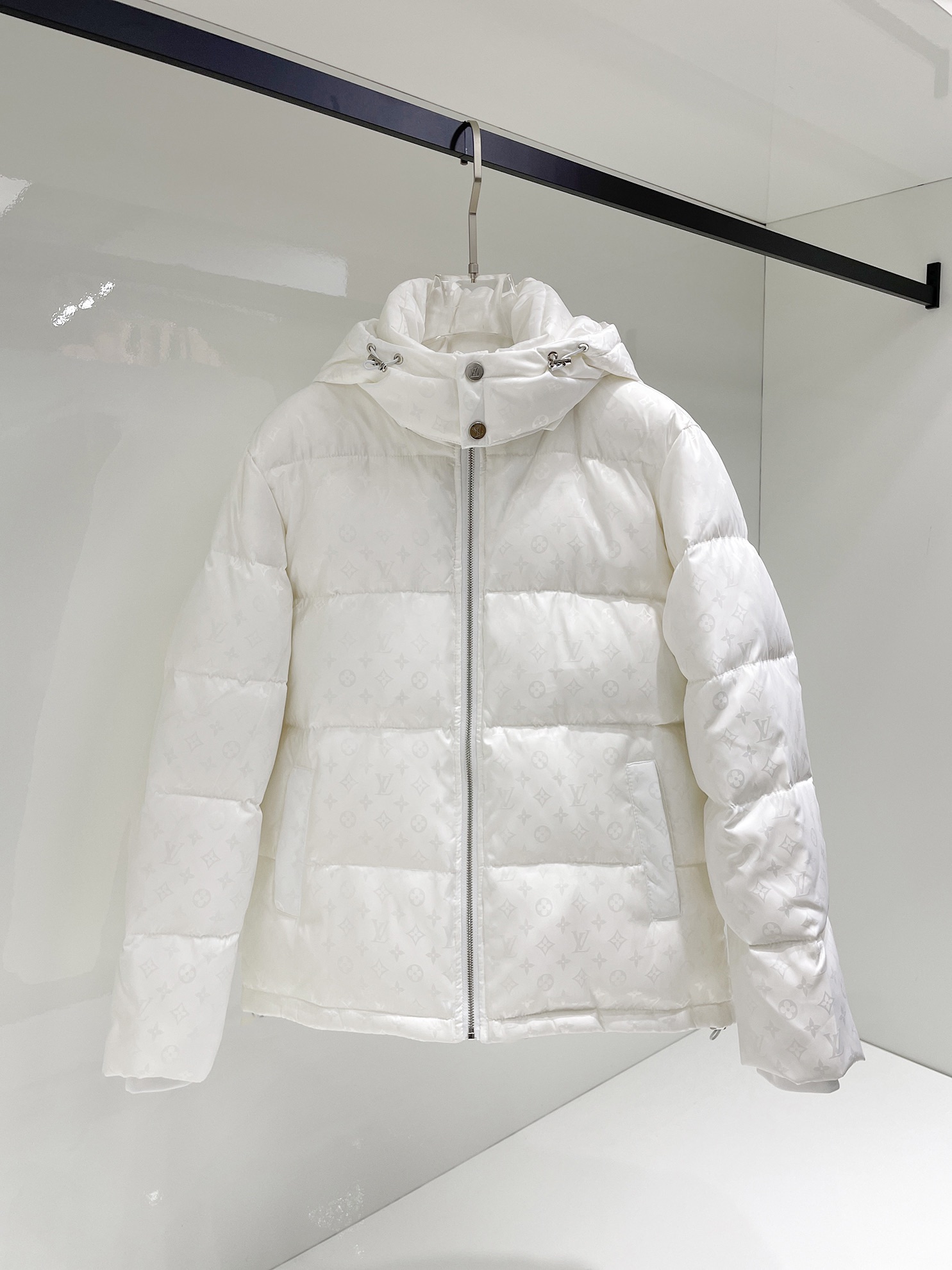 NO:122808,LV official website new down jacket. This is known as the highest-end down jacket, all 90-down three-standards are complete with a classic logo combination. The first thing you see is full of visual impact, excellent warmth, lightweight and not heavy, and the compressed fluffy is good, and it collects heat locking!  Personalized color-blocking design, fresh and energetic!  There are too many versions on the market. In addition to the different fabric workmanship, the biggest difference is that the filling is not goose down but silk or touch down, etc., and it is not easy to distinguish if you don’t understand it. In addition, the fabric and workmanship are definitely not the same level. In short, you will definitely not go off the line. You can buy all the exclusive colors and develop them. Those who understand the quality of our down jackets can be assured to close their eyes and recommend them. The three standards are complete!  Men and women's same series!  Count M-3XL order to report height and weight, louis vuitton, down jacket, alexander wang19860909LV 官网款秋冬新款羽绒服.这款号称羽绒服届最高端的,全部90绒的三标齐全带着经典的Logo组合搭配,第一眼看到就是满满的视觉冲击,保暖性能更出色,轻便不厚重,且压缩后的蓬松度恢复性好,聚热锁温！个性的拼色设计,清新有活力！市面流通的版本实在太多了,除了面料做工不同外,最大的区别就是填充物根本不是鹅绒而是羽丝或手感绒等等,而不懂的根本不容易区分.另外面料和做工也绝对不是一个级别,总之认准我们,让你绝对不跑偏,独家全色全部购入正版开发,懂我们家羽绒服质量的,完全可以放心闭眼推.三标齐全！男女同款系列！码数M-3XL下单报身高体重,,louis vuitton,down jacket,alexander wang,Men's clothing