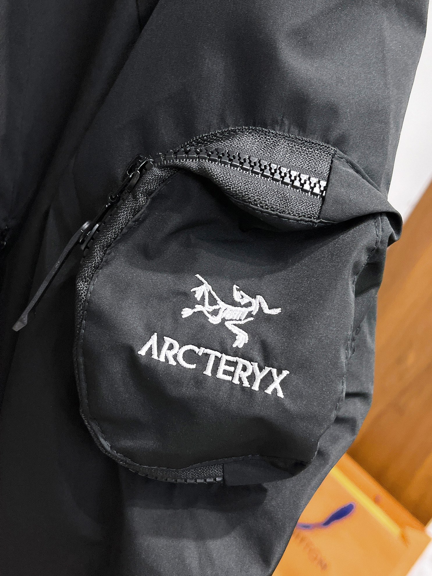 Arc'teryx 2025SS Men's Black Lightweight Breathable Jacket 5 i1728837942 4406 0