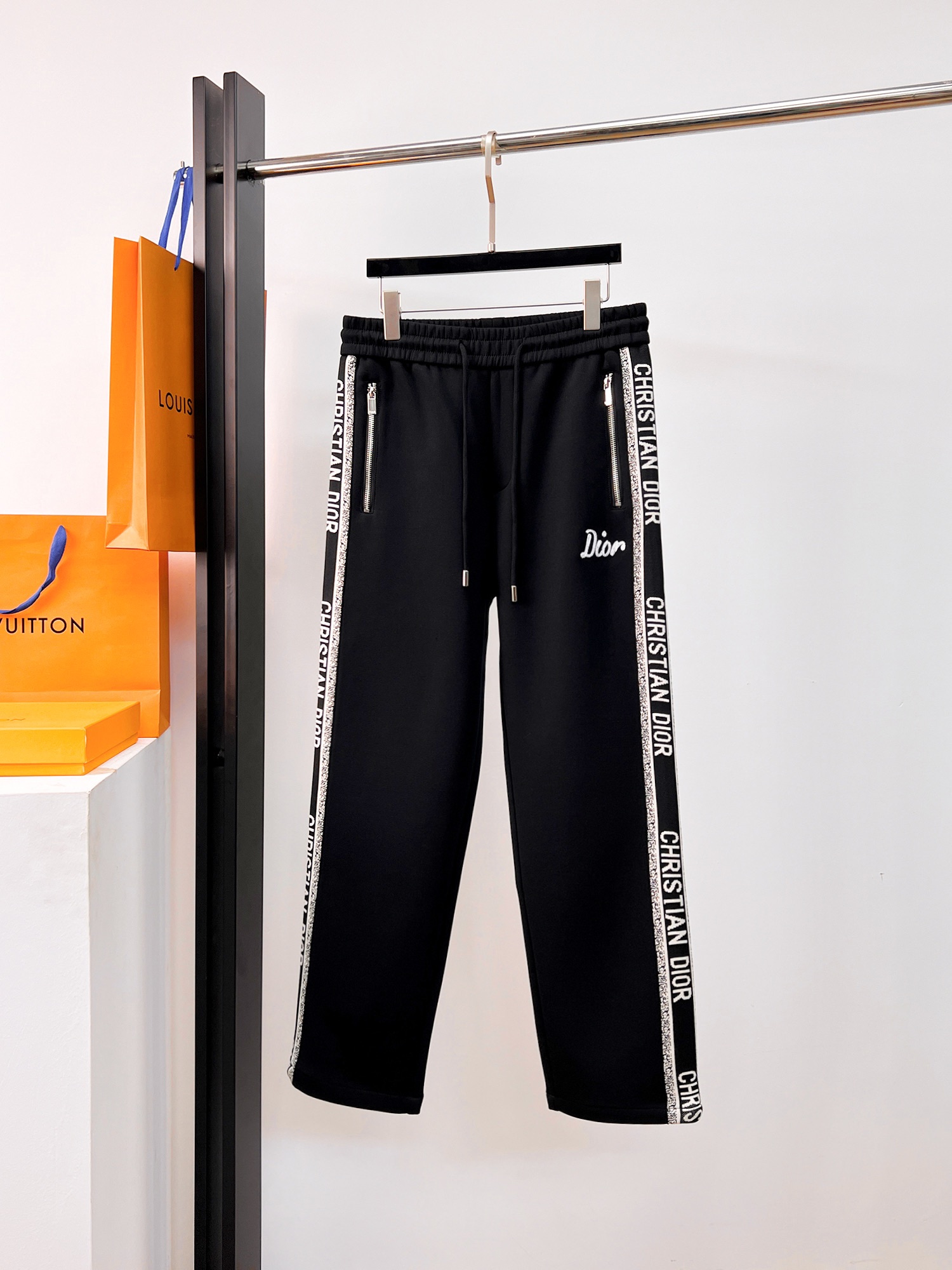 NO:502240,Dior 2025 spring new casual pants!  The official website is released simultaneously. The brand's classic LOGO casual pants, customized fabric, excellent comfort and strong hand touch. Very high recognition and perfect quality craftsmanship. Size M-3XL, dior, alexander wang19860909迪奥 2025春季新款休闲裤！官网同步发售.品牌经典LOGO休闲裤 ,定制面料,舒适度极好,手触感强烈.辨识度极高,完美品相工艺. 尺码M-3XL,,dior,alexander wang,Men's clothing