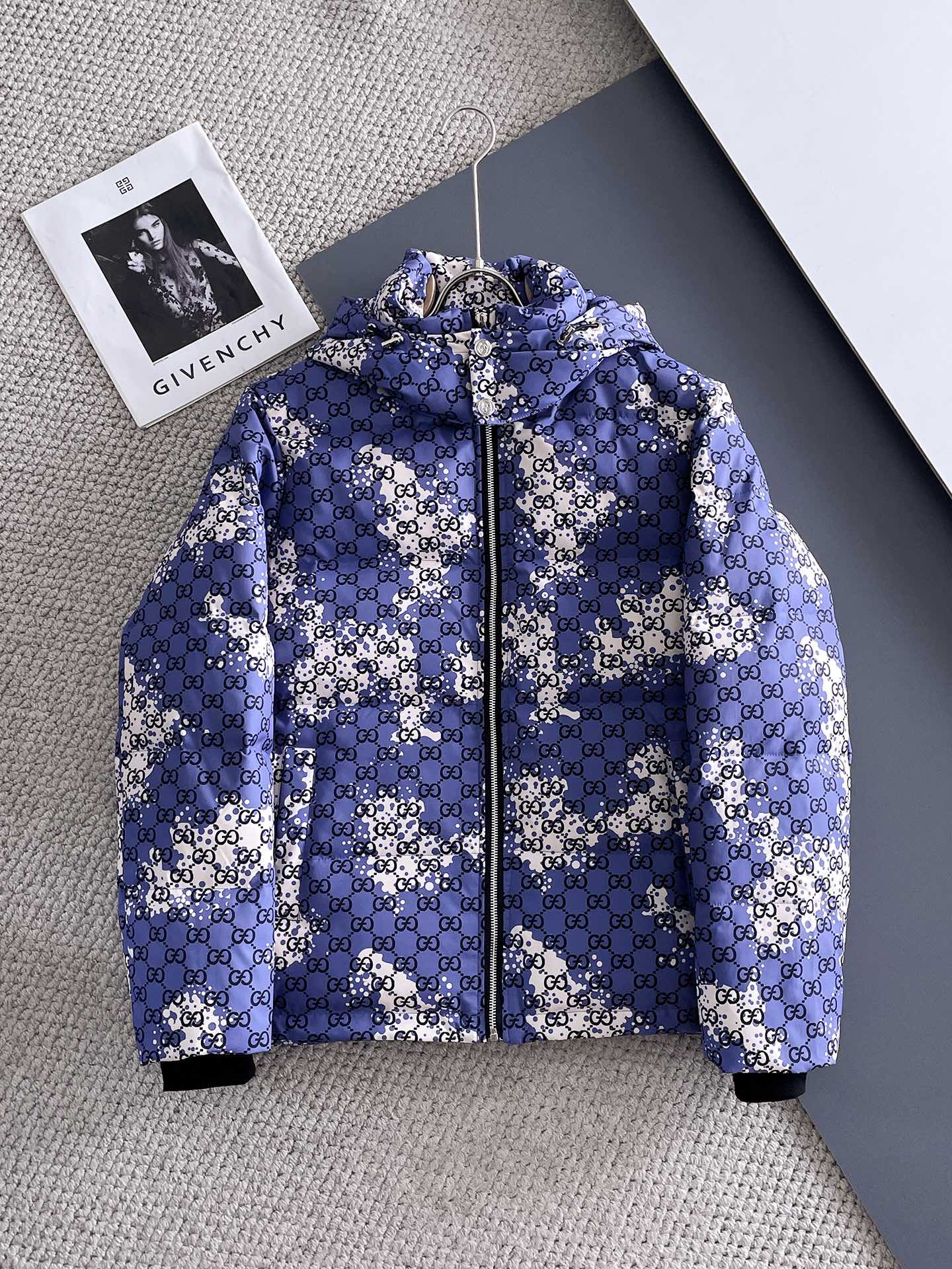 NO:621948,Gucci official website new autumn and winter down jacket. This is known as the most high-end down jacket, all 90 down, complete with three labels and classic logo combination. It is full of visual impact at first sight. It has better thermal insulation performance, is light and not heavy, and has good loft recovery after compression, and it can gather heat and lock in temperature!  Personalized color matching design, fresh and energetic!  There are too many versions circulating in the market. In addition to the different fabrics and workmanship, the biggest difference is that the filling is not goose down at all but feather silk or velvet, etc., and it is not easy to distinguish for those who don’t understand. In addition, the fabrics and workmanship are definitely not of the same level. In short, look for us and you will never go astray. All the exclusive full colors are purchased from genuine development. If you understand the quality of our down jackets, you can safely recommend it with your eyes closed. The three standards are complete!  Uniform series for men and women!  Size M-3XL Please state your height and weight when ordering,,down jacket,alexander wang19860909古奇 官网款秋冬新款羽绒服.这款号称羽绒服届最高端的,全部90绒的三标齐全带着经典的Logo组合搭配,第一眼看到就是满满的视觉冲击,保暖性能更出色,轻便不厚重,且压缩后的蓬松度恢复性好,聚热锁温！个性的拼色设计,清新有活力！市面流通的版本实在太多了,除了面料做工不同外,最大的区别就是填充物根本不是鹅绒而是羽丝或手感绒等等,而不懂的根本不容易区分.另外面料和做工也绝对不是一个级别,总之认准我们,让你绝对不跑偏,独家全色全部购入正版开发,懂我们家羽绒服质量的,完全可以放心闭眼推.三标齐全！男女同款系列！码数M-3XL下单报身高体重,,down jacket,alexander wang,Men's clothing