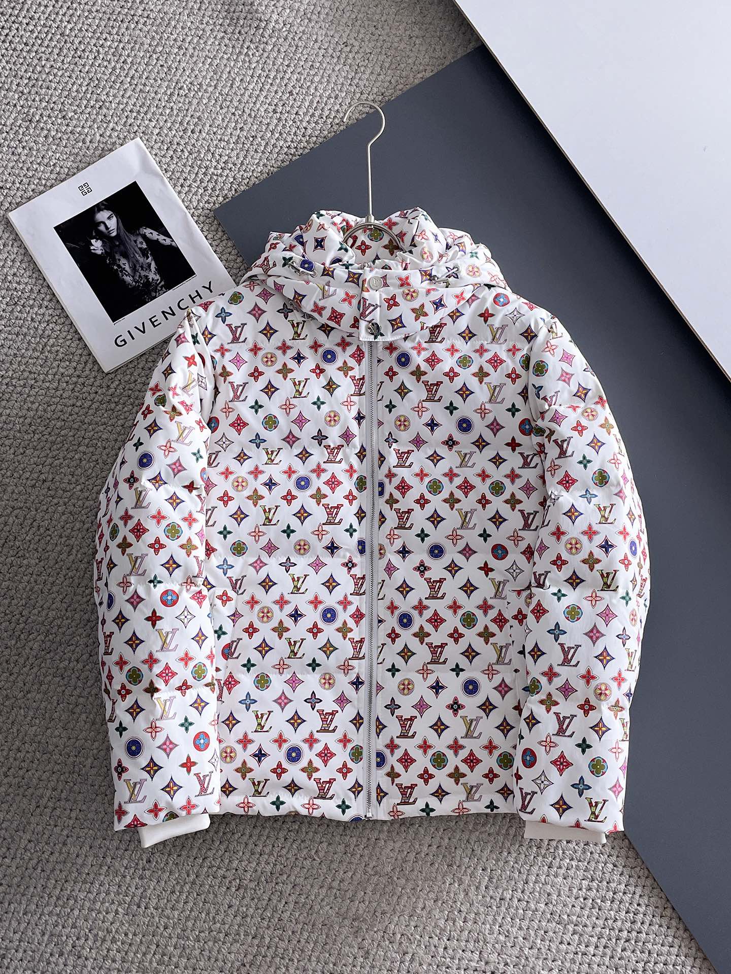 NO:621963,LV official website new autumn and winter down jacket. This is known as the most high-end down jacket, all 90 down, complete with three labels and classic logo combination. It is full of visual impact at first sight. It has better thermal insulation performance, is light and not heavy, and has good loft recovery after compression, and it can gather heat and lock in temperature!  Personalized color matching design, fresh and energetic!  There are too many versions circulating in the market. In addition to the different fabrics and workmanship, the biggest difference is that the filling is not goose down at all but feather silk or velvet, etc., and it is not easy to distinguish for those who don’t understand. In addition, the fabrics and workmanship are definitely not of the same level. In short, look for us and you will never go astray. All the exclusive full colors are purchased from genuine development. If you understand the quality of our down jackets, you can safely recommend it with your eyes closed. The three standards are complete!  Uniform series for men and women!  Size M-3XL Please state your height and weight when ordering,,louis vuitton,down jacket,alexander wang19860909LV 官网款秋冬新款羽绒服.这款号称羽绒服届最高端的,全部90绒的三标齐全带着经典的Logo组合搭配,第一眼看到就是满满的视觉冲击,保暖性能更出色,轻便不厚重,且压缩后的蓬松度恢复性好,聚热锁温！个性的拼色设计,清新有活力！市面流通的版本实在太多了,除了面料做工不同外,最大的区别就是填充物根本不是鹅绒而是羽丝或手感绒等等,而不懂的根本不容易区分.另外面料和做工也绝对不是一个级别,总之认准我们,让你绝对不跑偏,独家全色全部购入正版开发,懂我们家羽绒服质量的,完全可以放心闭眼推.三标齐全！男女同款系列！码数M-3XL下单报身高体重,,louis vuitton,down jacket,alexander wang,Men's clothing