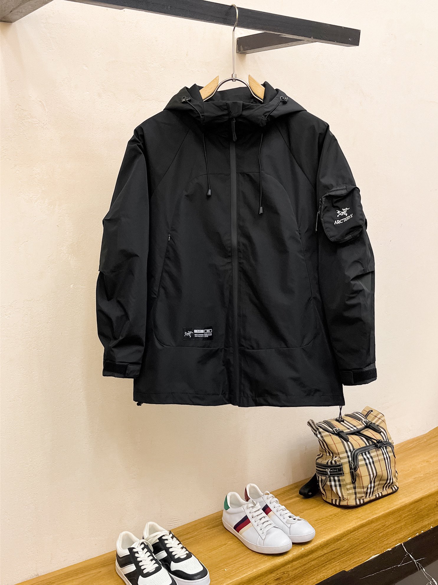 NO:746936,Arc'teryx official website same style, complete with three labels, on sale in advance. 2026 new spring men's jacket, reversible original single with three labels, high-end version. Custom-made fabrics at the counter. Highly breathable and comfortable, impeccable details, brand element design concept, reflecting high quality. Delicate and soft feel. Casual tailoring, awesome upper body size. M～3XL, arc'teryx, jackets & coats, jackets & coats,19860909始祖鸟 官网同款,三标齐全,提前发售 2026春季新款男士夹克外套,双面穿原单三标齐全高端版本 专柜定制面料 透气舒适度高,细节无可挑剔,品牌元素设计理念,体现高品质.手感细腻柔软 呈现休闲裁剪,上身版型超赞 码数M～3XL,,arc'teryx,jackets & coats,jackets & coats,,Men's clothing