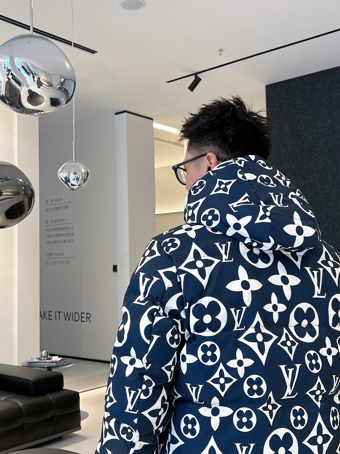 LV 官网款2025秋冬新款羽绒服。这款号称羽绒服届最高端的，全部90绒的三标齐全带着经典的Logo组合