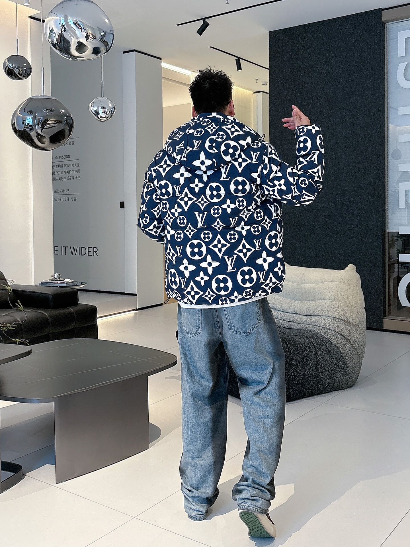 LV 官网款2025秋冬新款羽绒服。这款号称羽绒服届最高端的，全部90绒的三标齐全带着经典的Logo组合