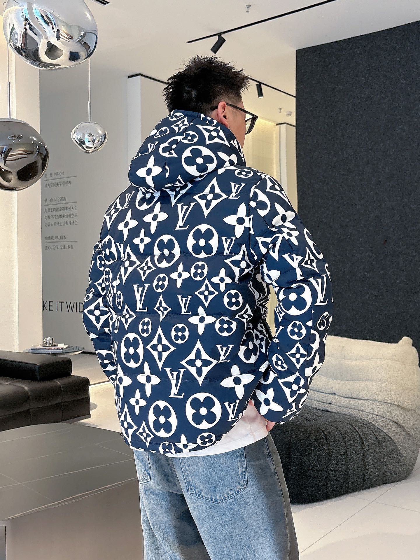 LV 官网款2025秋冬新款羽绒服。这款号称羽绒服届最高端的，全部90绒的三标齐全带着经典的Logo组合