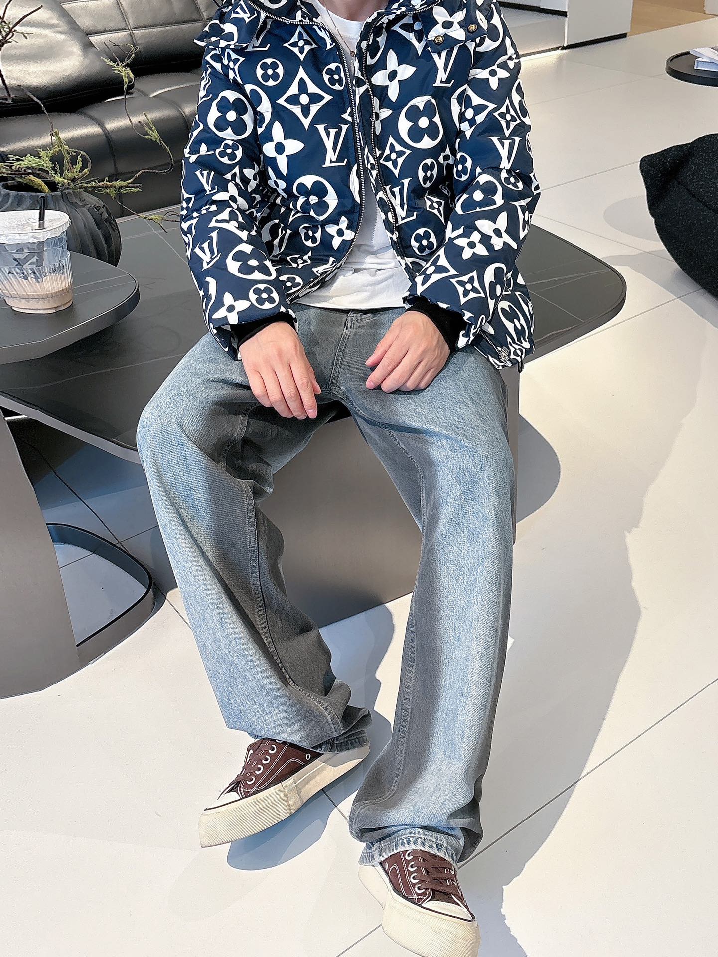 LV 官网款2025秋冬新款羽绒服。这款号称羽绒服届最高端的，全部90绒的三标齐全带着经典的Logo组合