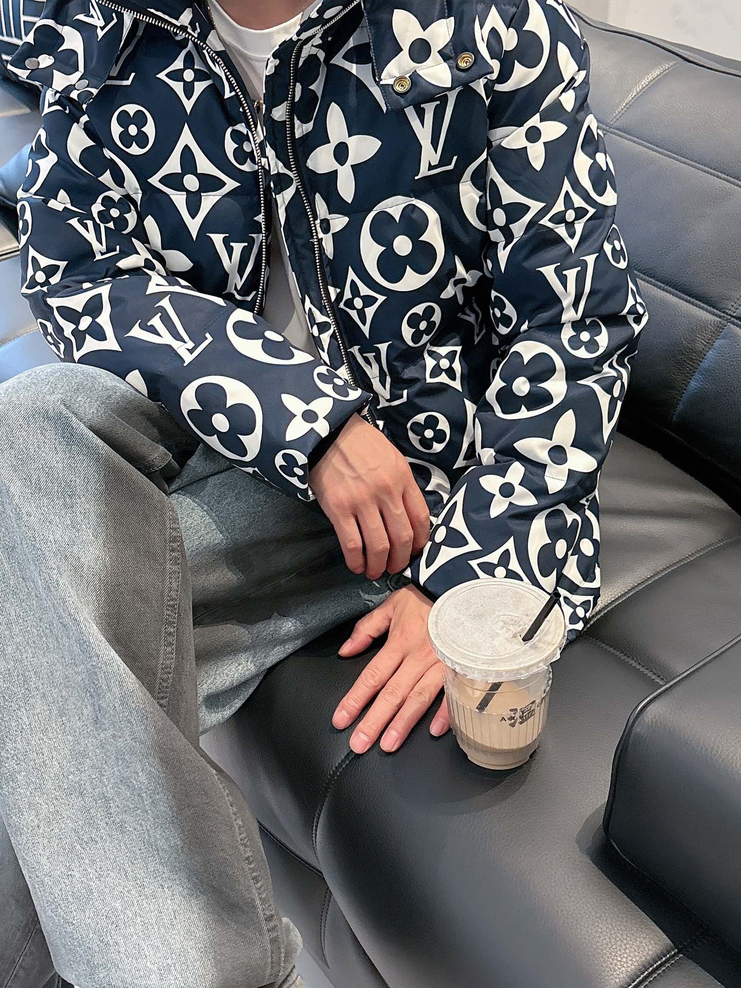 LV 官网款2025秋冬新款羽绒服。这款号称羽绒服届最高端的，全部90绒的三标齐全带着经典的Logo组合