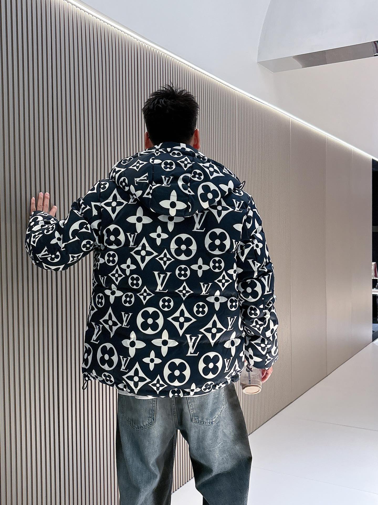 LV 官网款2025秋冬新款羽绒服。这款号称羽绒服届最高端的，全部90绒的三标齐全带着经典的Logo组合