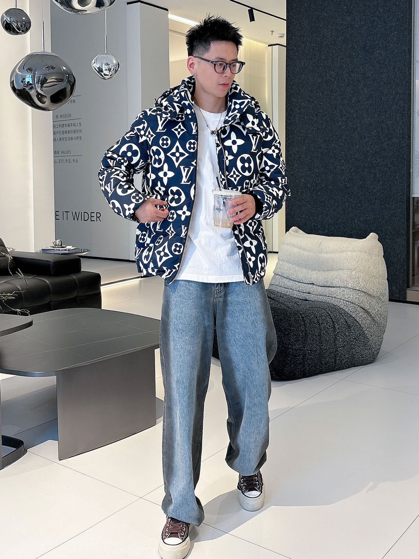 LV 官网款2025秋冬新款羽绒服。这款号称羽绒服届最高端的，全部90绒的三标齐全带着经典的Logo组合