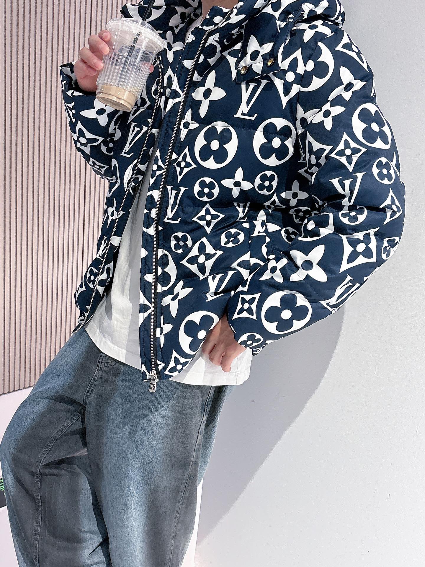 LV 官网款2025秋冬新款羽绒服。这款号称羽绒服届最高端的，全部90绒的三标齐全带着经典的Logo组合